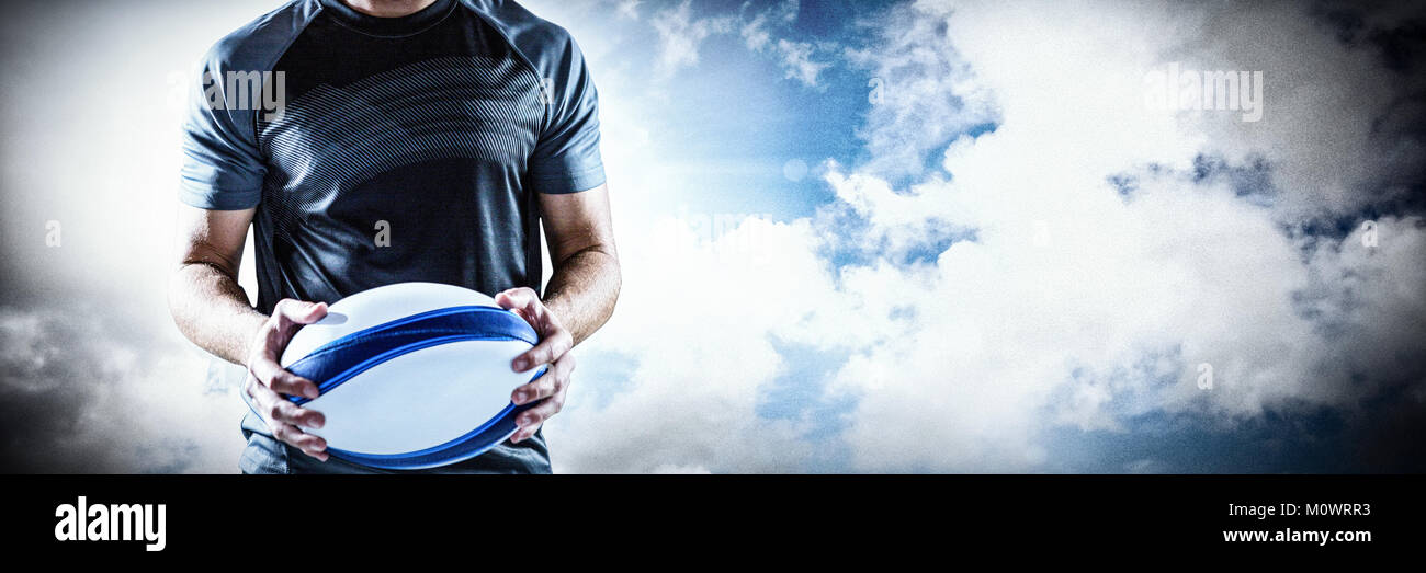 Zusammengesetztes Bild des schweren Rugby-Spieler mit ball Stockfoto