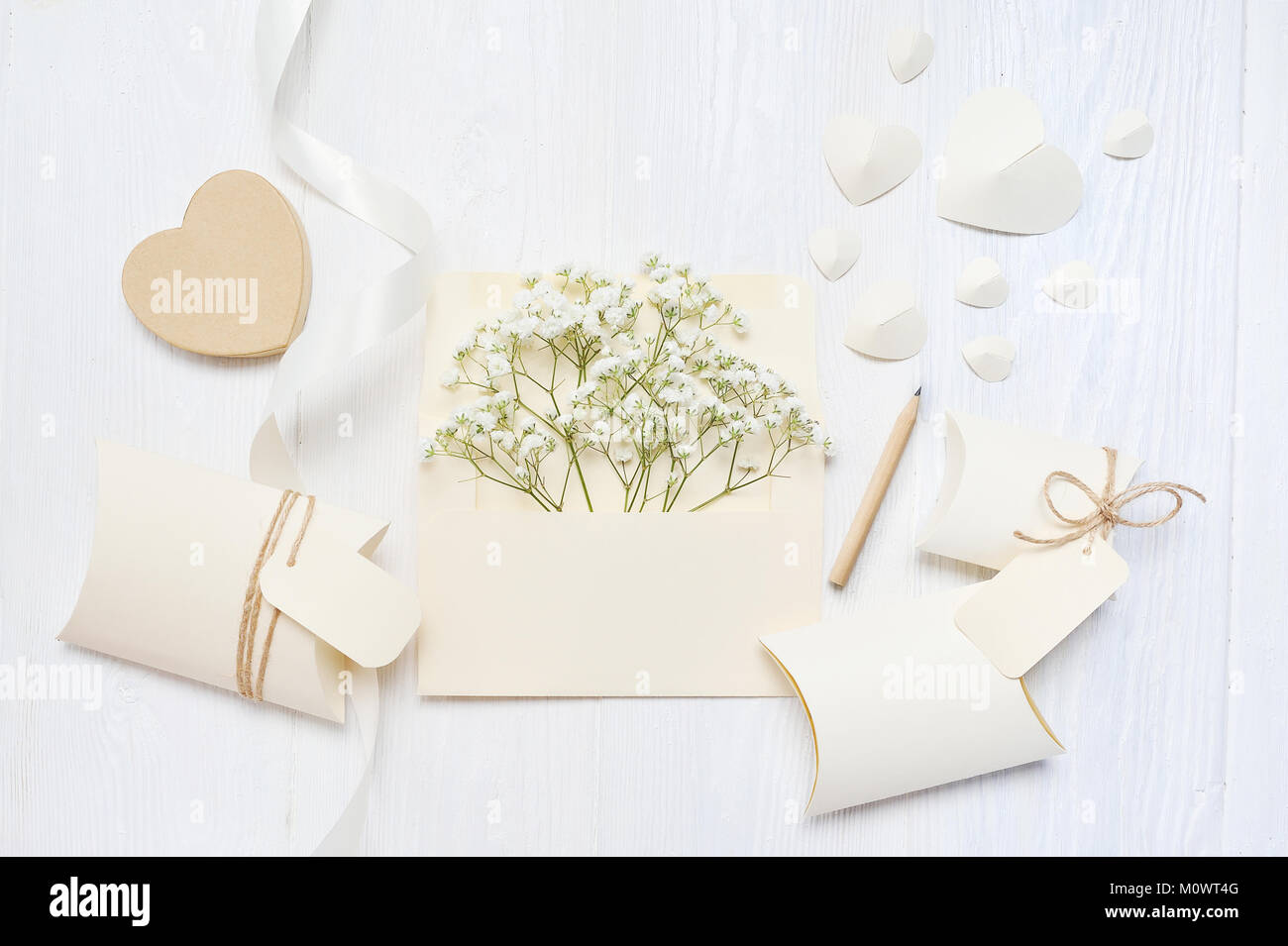 Mockup Brief mit einem pensil und Geschenk Box für Grusskarten Valentinstag im rustikalen Stil mit Platz für Ihren Text, Flach, Ansicht von oben Foto Mock up Stockfoto