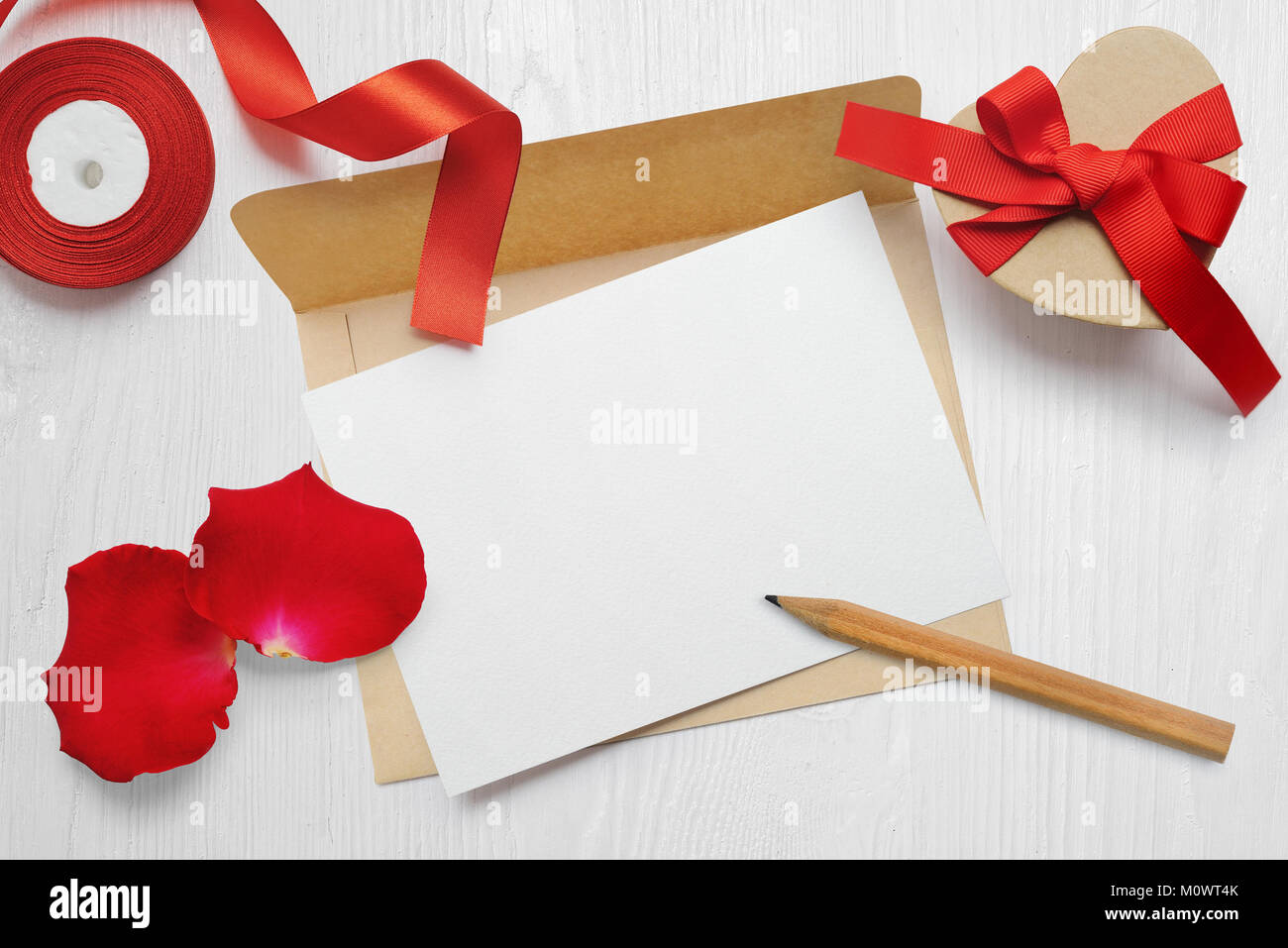 Mockup Valentines Tag Grußkarte Brief im Umschlag mit Kraftpapier Geschenkbox, flatlay auf einem weißen Hintergrund, aus Holz mit Platz für Ihren Text, Flach, Ansicht von oben Foto Mock up Stockfoto