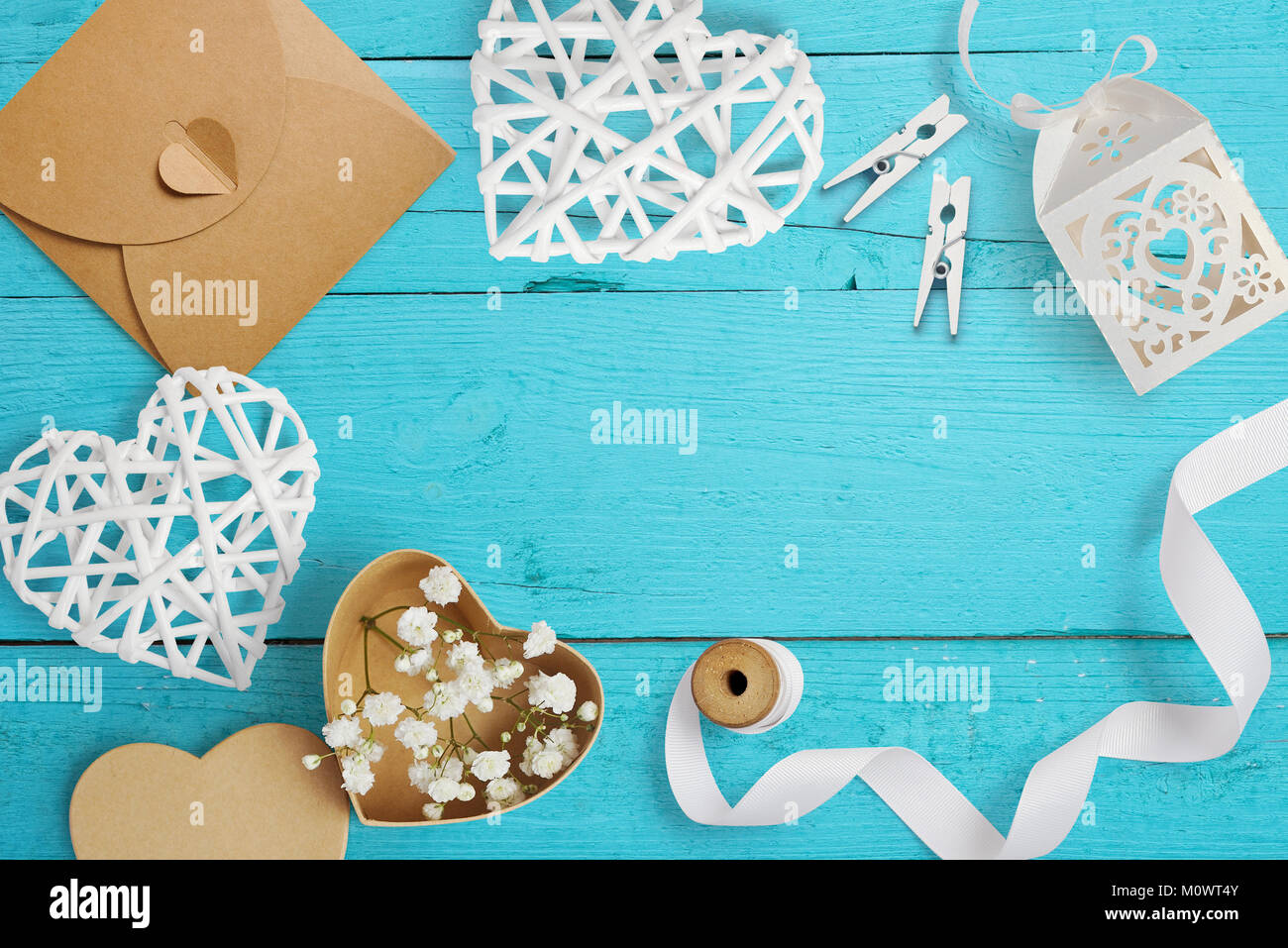 Mockup Brief mit Papier Herzen, Kraftpapier, mit Blumen für Grusskarten Valentinstag im rustikalen Stil mit Platz für Ihren Text, Flach, Ansicht von oben Foto Mock up Stockfoto