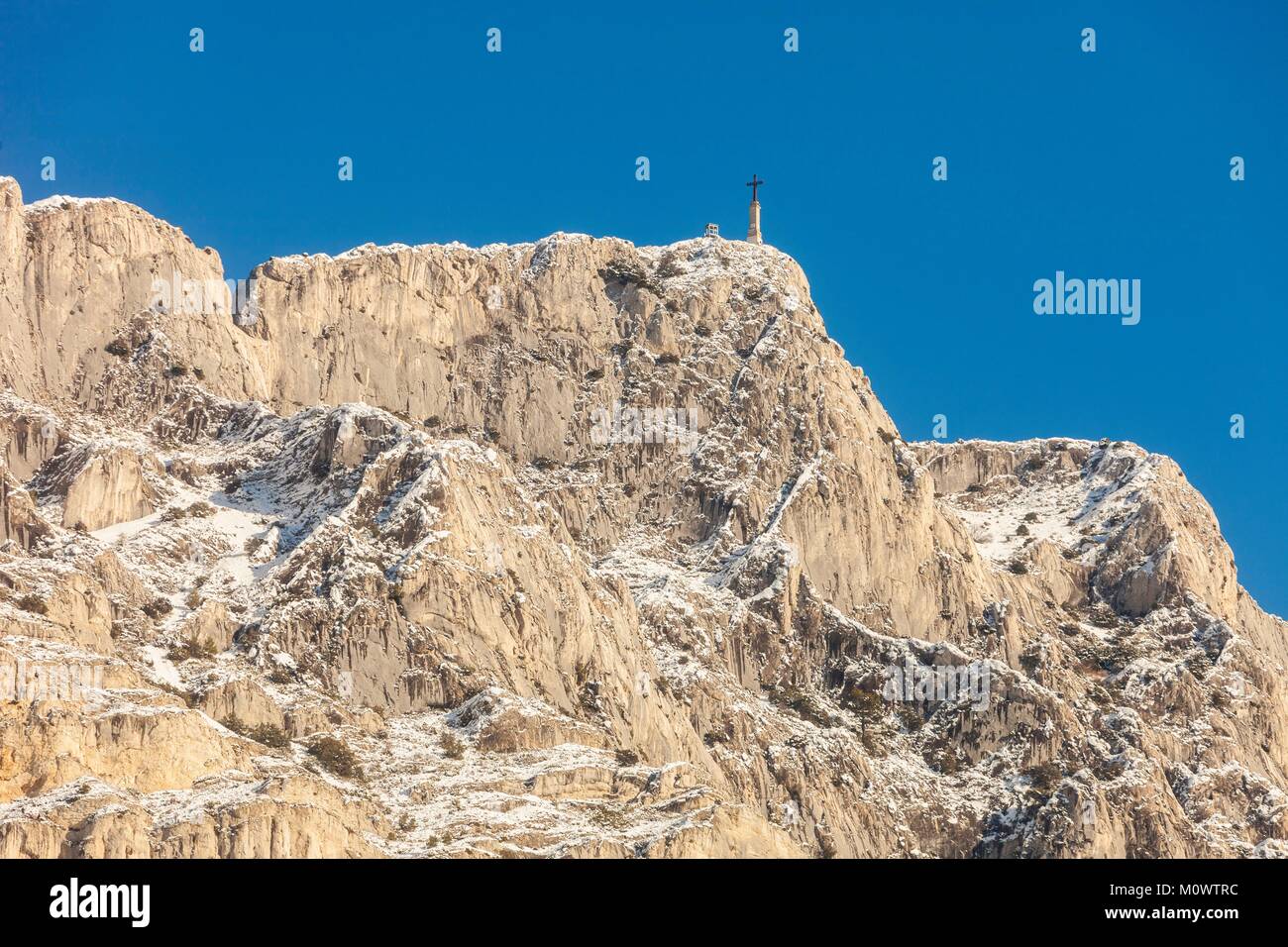 Frankreich, Bouches-du-Rhone, Pays d'Aix, den Berg Sainte Victoire unter dem Schnee Stockfoto