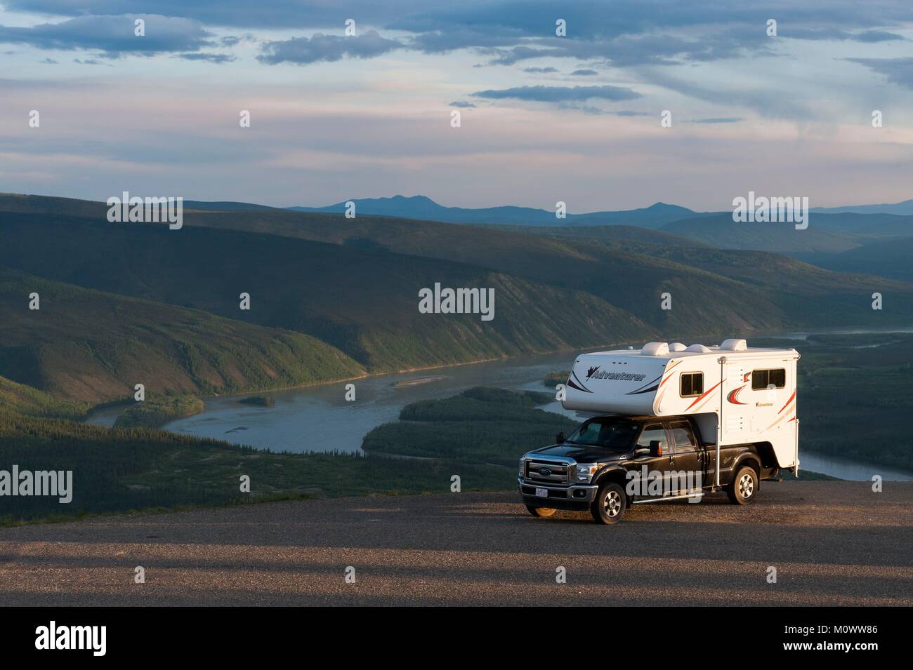 Kanada, Yukon Territory, Dawson City, Camping in der Midnight Dome, Yukon River im Hintergrund Stockfoto