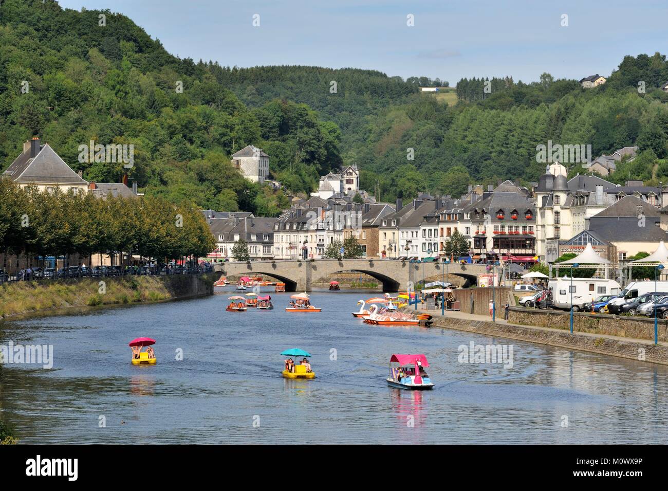 Belgien, Luxemburg, Bouillon, Tretboote auf der Semois und der Innenstadt Stockfoto