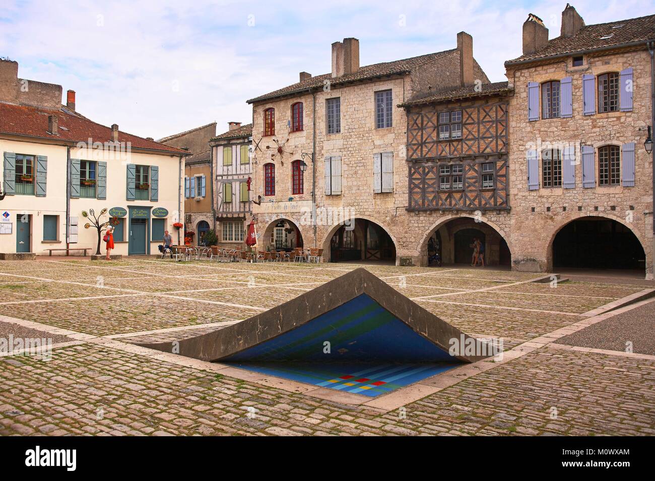 Frankreich, Tarn-et-Garonne, Lauzerte, beschriftet Les Beaux Villages de France, Rue des Cornieres, den erhöhten Ecke: eine Schöpfung der Kunst Keramiker Jacques Buchholtz Stockfoto