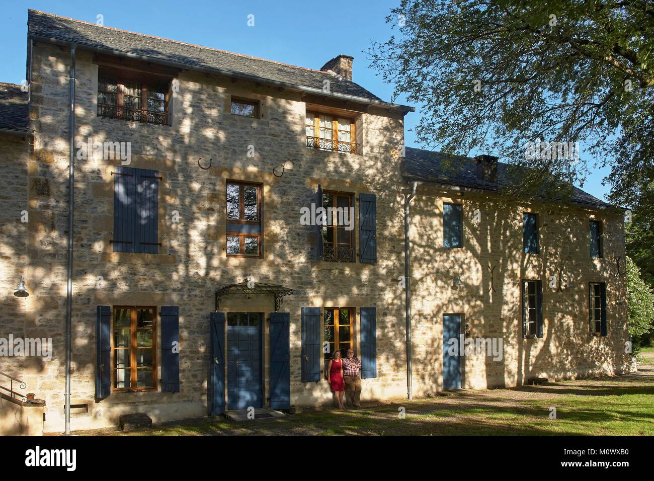 Frankreich, Tarn-et-Garonne, Parisot, das Kloster von Neuviale, alten Kloster renoviert, schöne Zimmer, Mark Merckpoel und Lieve Vervaet vor der Westfassade von zu Hause unterzubringen Stockfoto