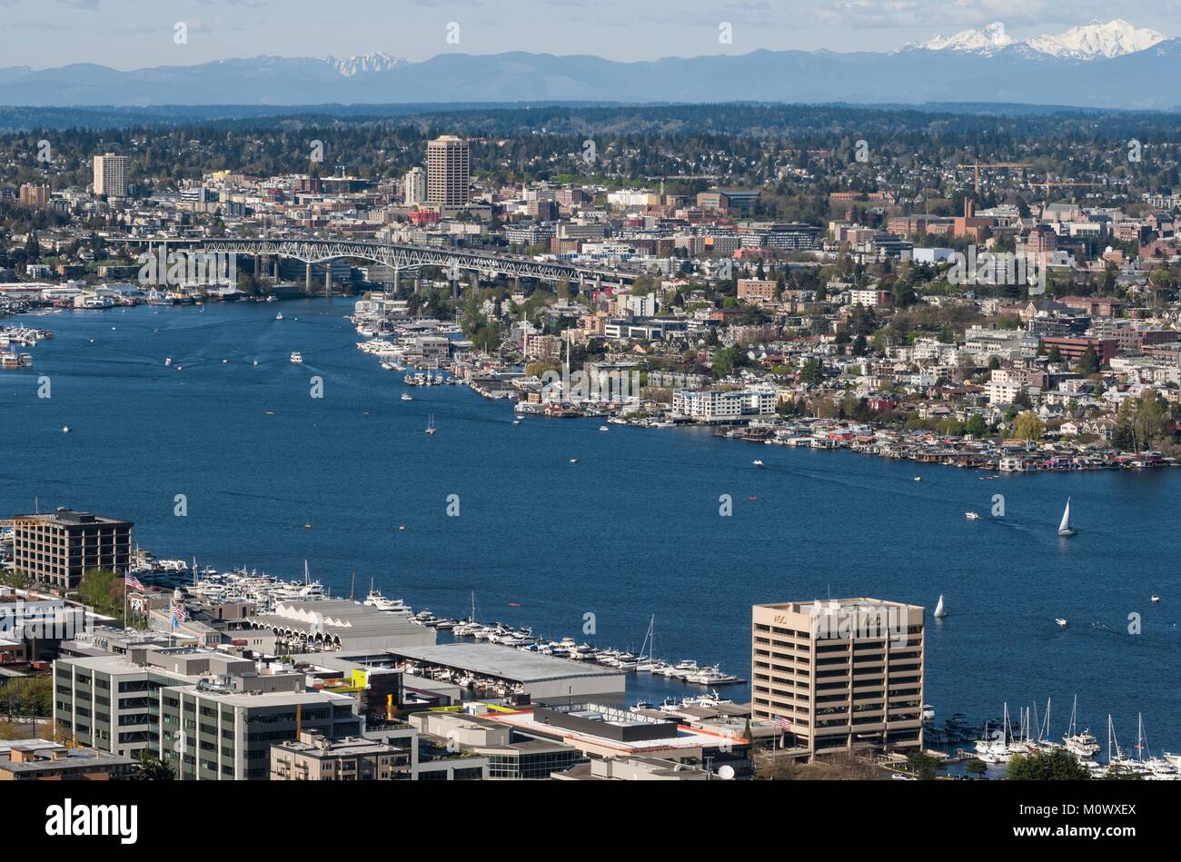 United States, Washington State, Seattle, Lake Union Viertel und Cascade Loop Berge Blick von der Space Needle. Stockfoto