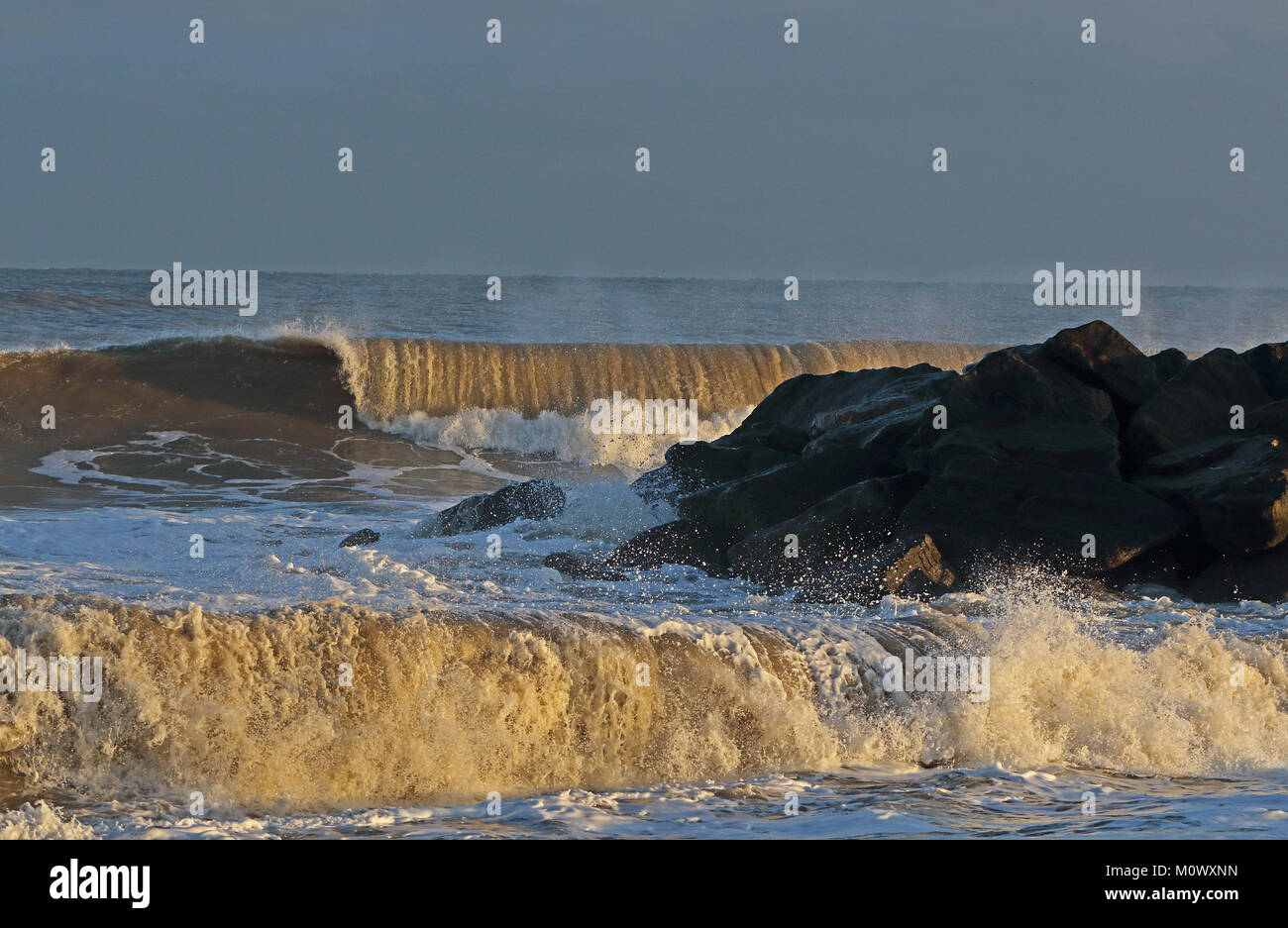 Wellen gegen die off shore Riff am frühen Morgen Eccles-on-Sea, Norfolk, Großbritannien Dezember brechen Stockfoto