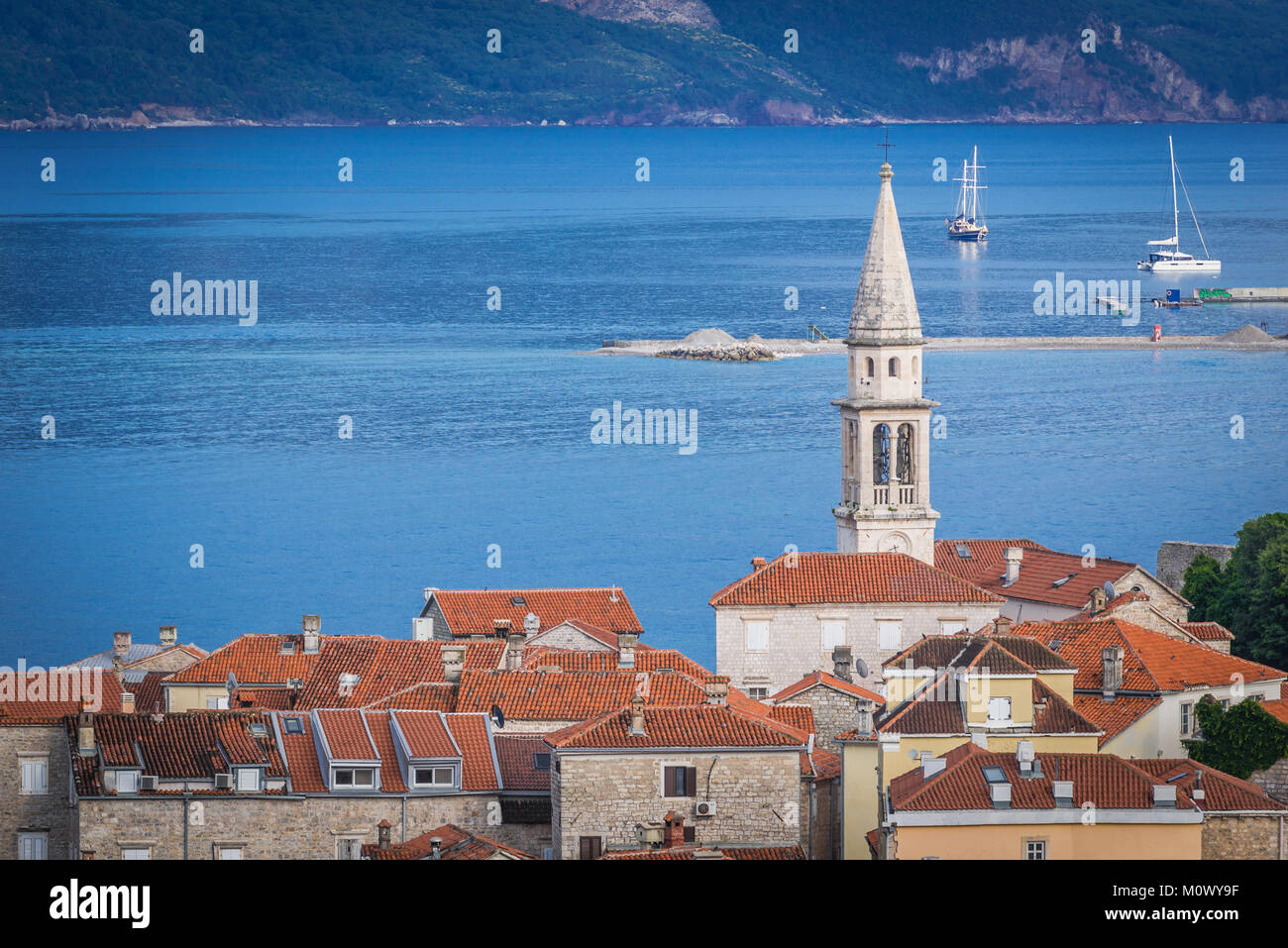 Altstadt mit Glockenturm des Heiligen Johannes des Täufers Kathedrale in Budva Stadt an der Adria Küste in Montenegro Stockfoto