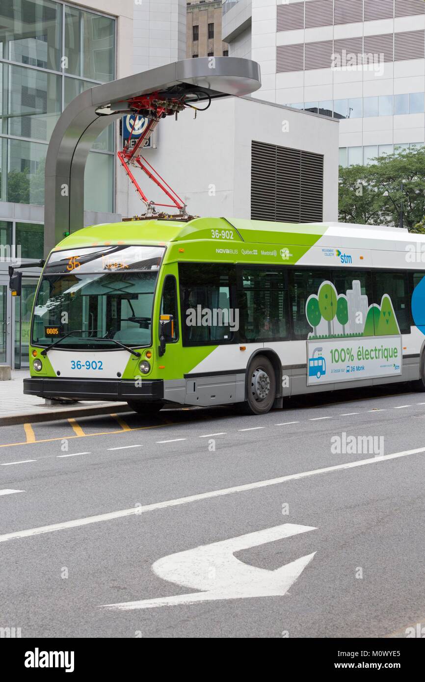 Kanada, in der Provinz Quebec, Montreal, Montreal International District, Victoria Square, electric Bus an der Ladestation Stockfoto
