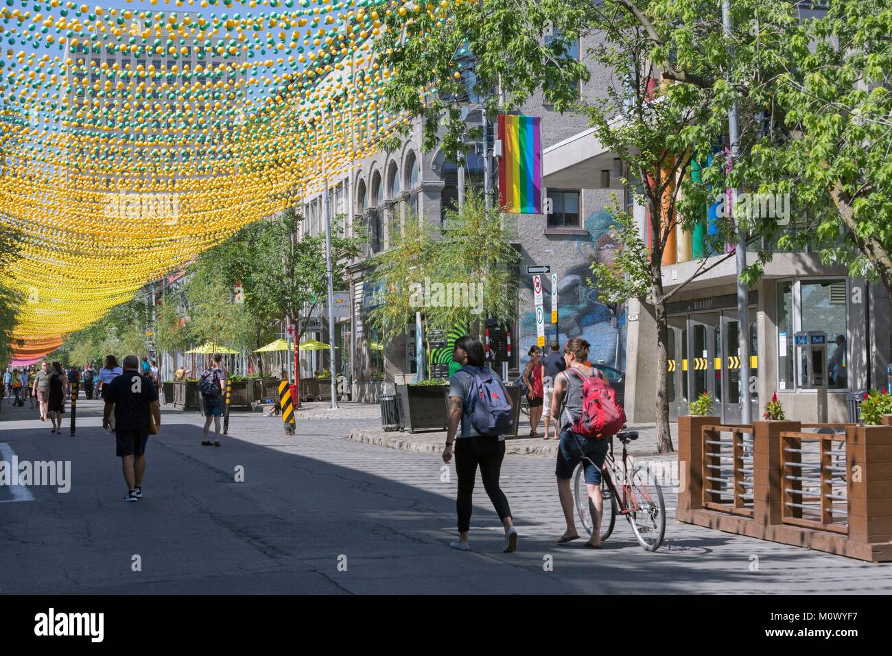 Kanada, in der Provinz Quebec, Montreal, das Dorf Nachbarschaft, Gay Viertel der Stadt, St. Catherine Street, der Regenbogen Bälle der LGBT-Flagge eine Arbeit von Claude Cormier und ordnet die Straße Abdeckung Stockfoto