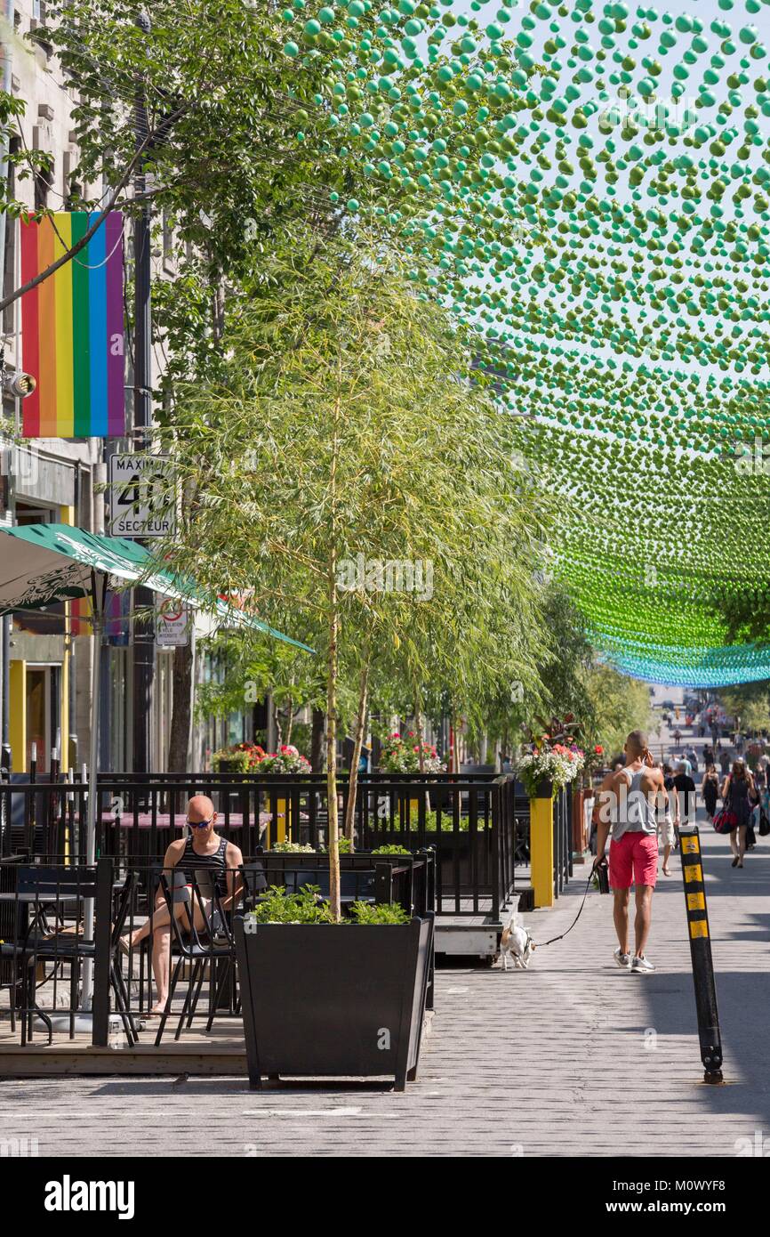 Kanada, in der Provinz Quebec, Montreal, das Dorf Nachbarschaft, Gay Viertel der Stadt, St. Catherine Street, der Regenbogen Bälle der LGBT-Flagge eine Arbeit von Claude Cormier und ordnet die Straße Abdeckung Stockfoto