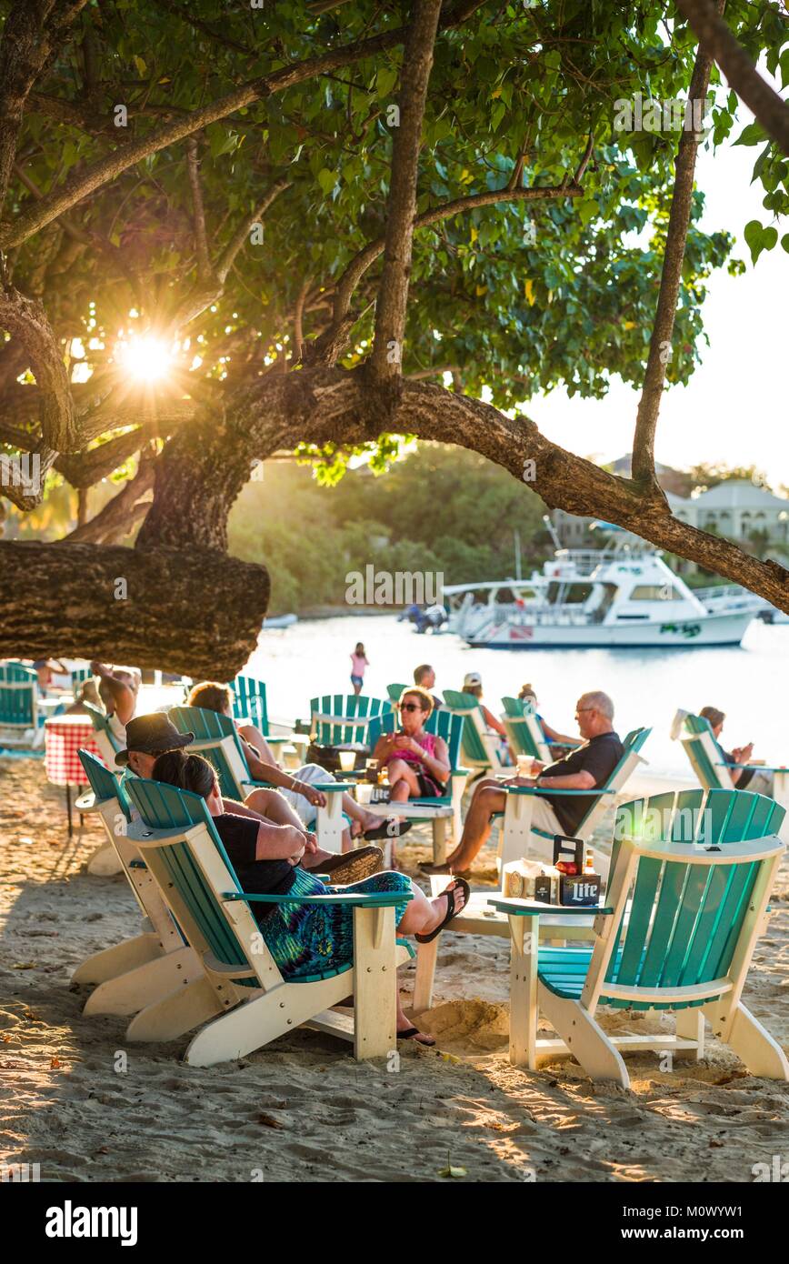 Us Virgin Islands, St. John, Cruz Bay, Cruz Bay Strand mit Leuten, Sonnenuntergang Stockfoto