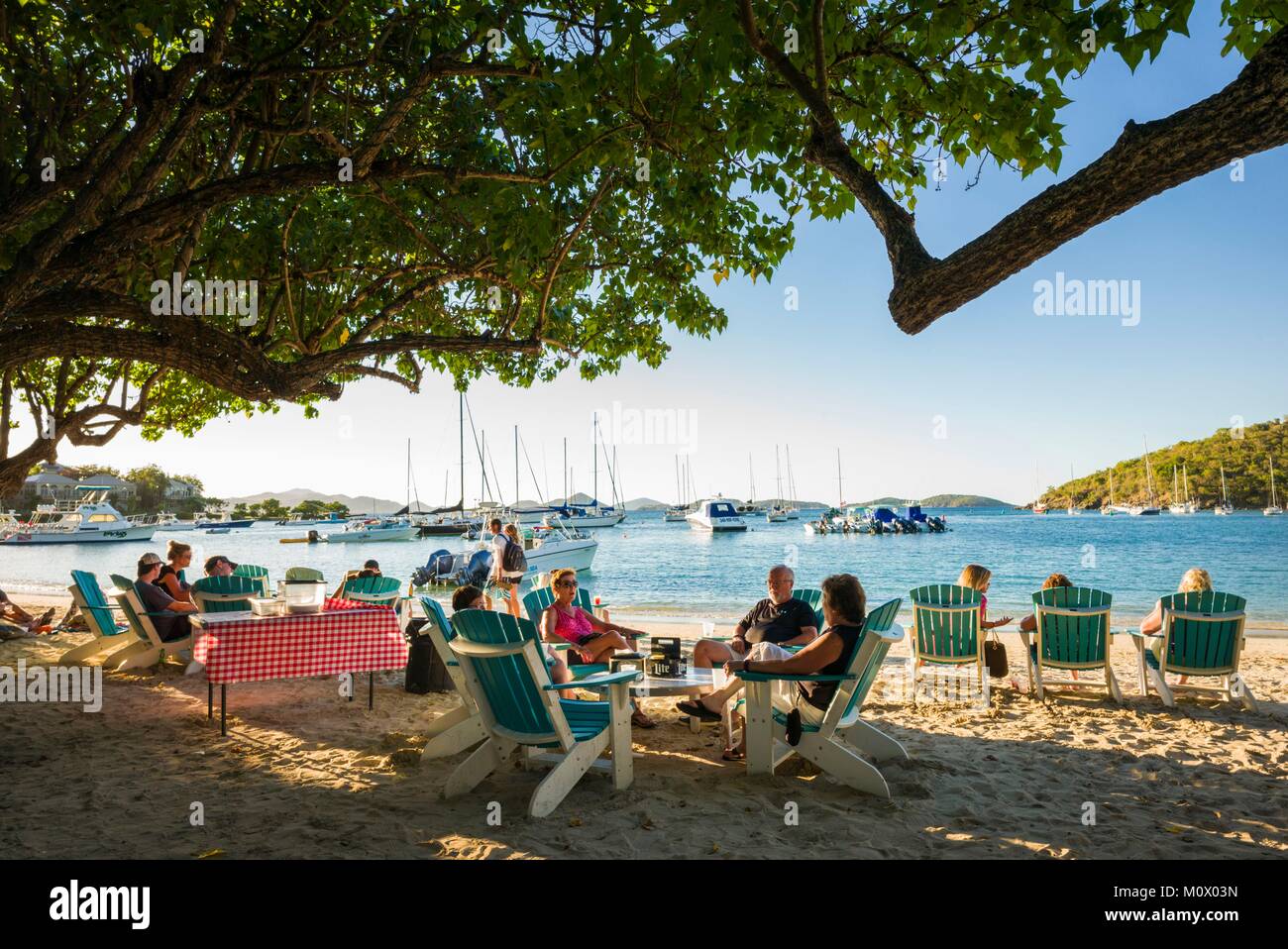 Us Virgin Islands, St. John, Cruz Bay, Cruz Bay Strand mit Leuten, Sonnenuntergang Stockfoto