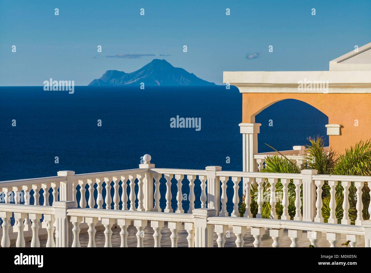 Niederlande, Sint Maarten, Philipsburg, Blick auf die Insel Saba Stockfoto