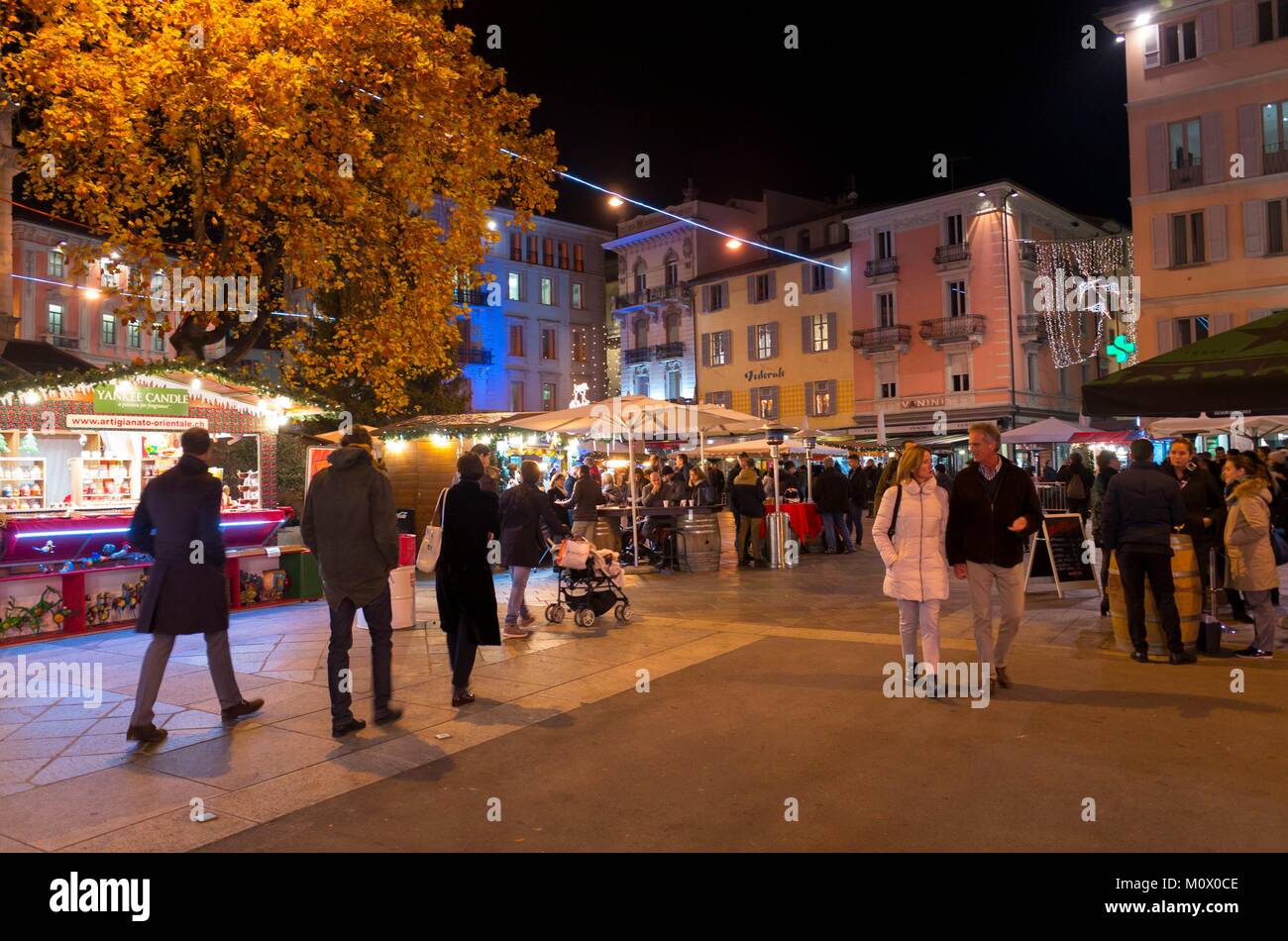 Schweiz, Tessin, Lugano, der Weihnachtsmarkt findet auf der Piazza Riforma und Via Nassa Stockfoto