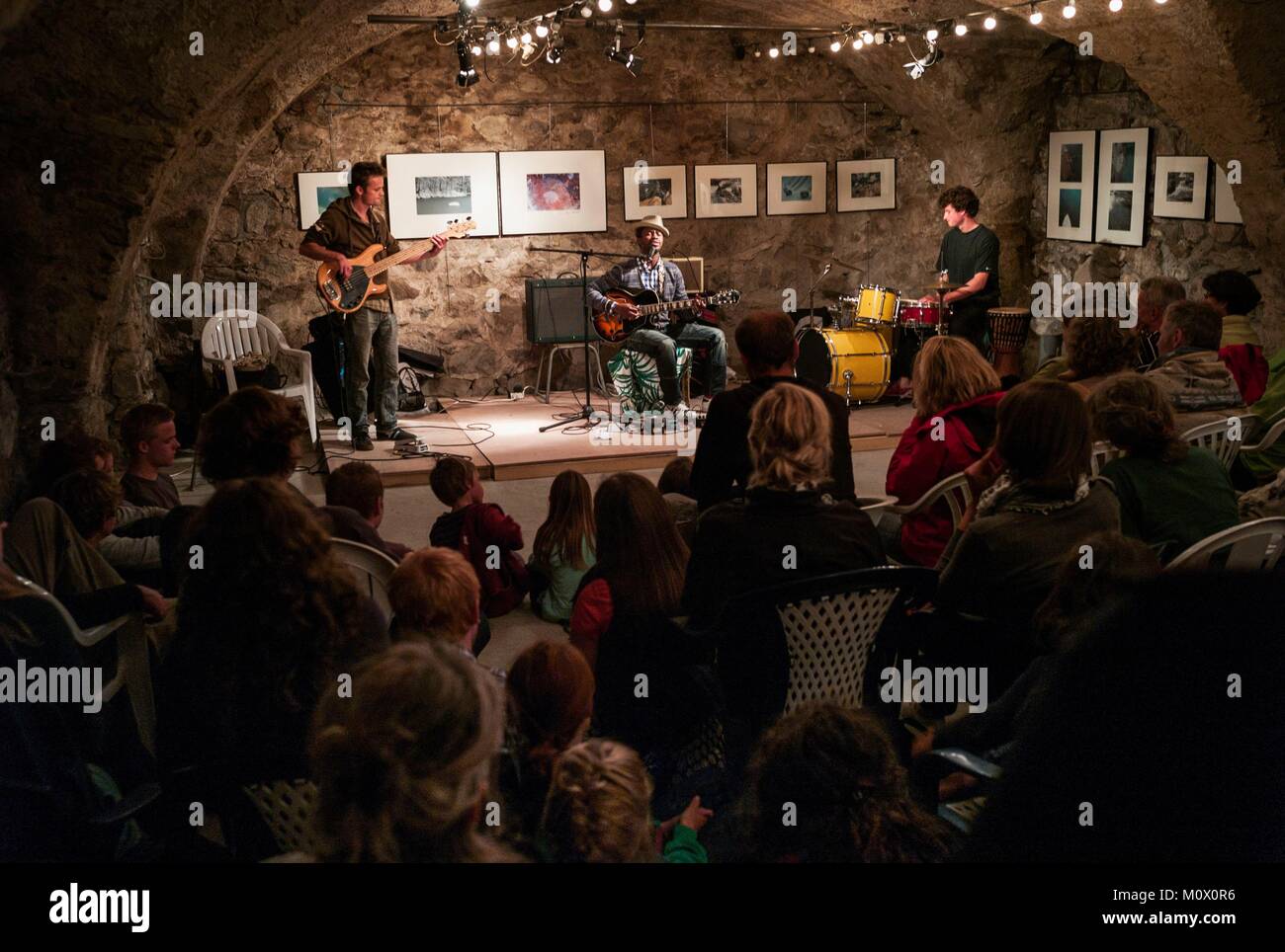 Frankreich, Isère, Oisans Tal, veneon Hochtal, Saint Christophe en Oisans, Kaffee, Wiederherstellung, Lebensmittelladen und Buchhandlung der Aufstieg, Donnerstag Abend Konzert Stockfoto