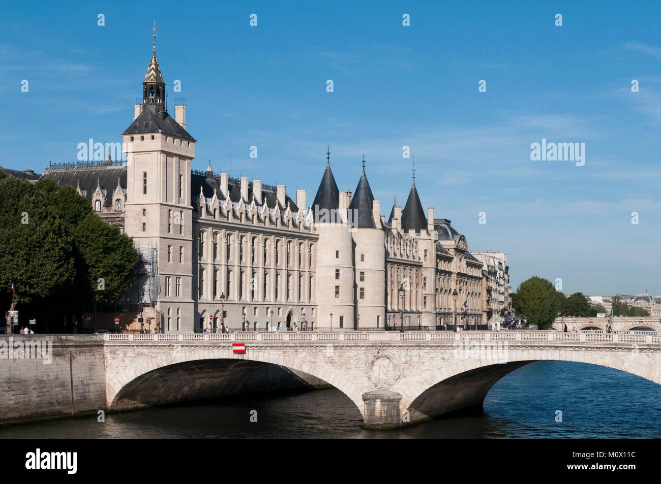 Frankreich, Paris, Ufer der Seine als Weltkulturerbe von der UNESCO, der Ile de la Cite, Pont au Change, Conciergerie Stockfoto