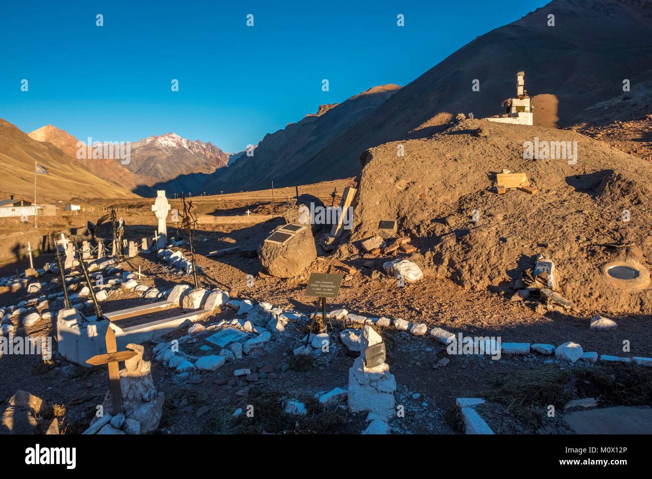 Argentinien, Mendoza, Provinz, Las Cuevas, Cementerio Andinista, Friedhof für Bergsteiger, der starb auf dem Cerro Aconcagua Stockfoto
