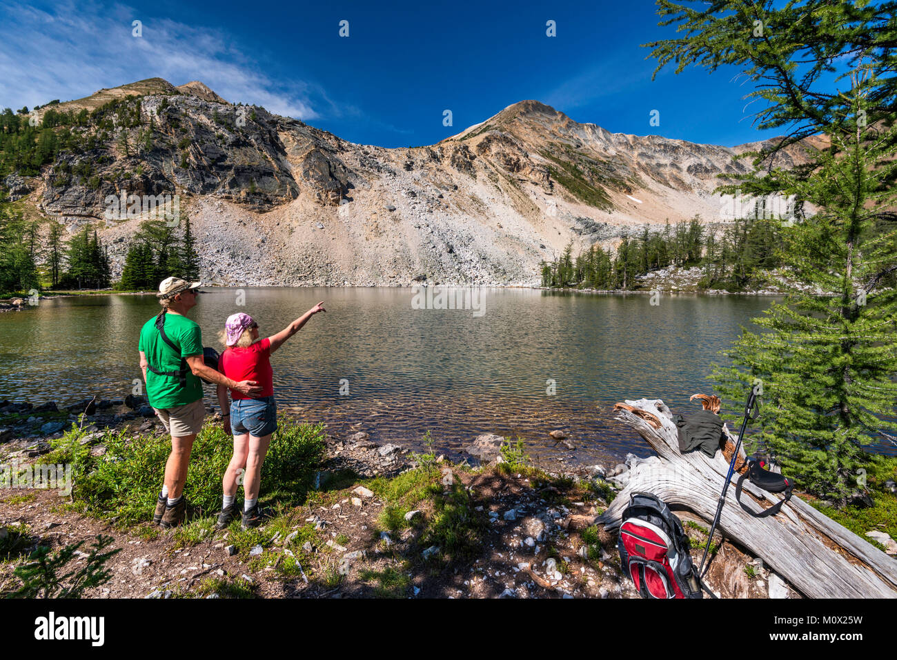 Im mittleren Alter Wanderer bei niedrigeren Brauer See, Berg Brauerei in Distanz, Purcell Mountains, Kootenay Rockies, in der Nähe von Invermere, Britisch-Kolumbien, Kanada Stockfoto