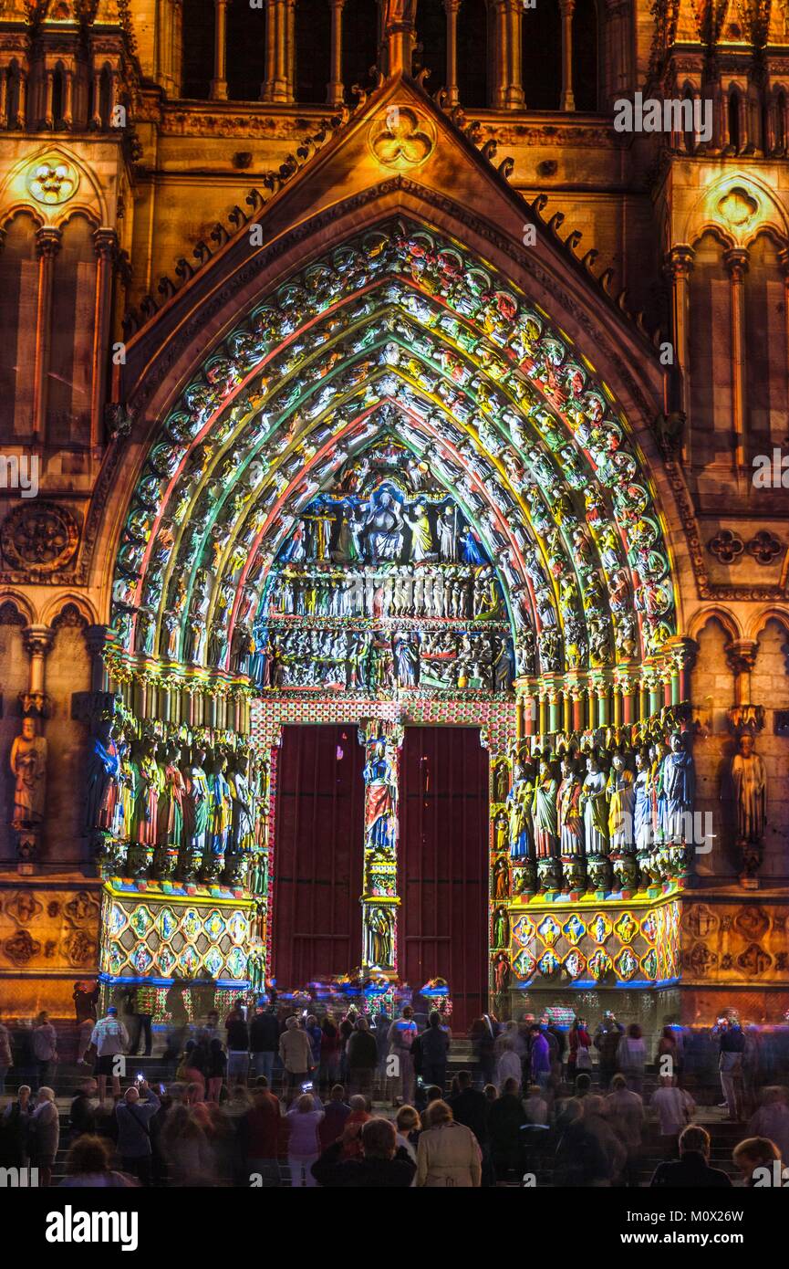 Frankreich, Picardie, Amiens, die Kathedrale Notre-Dame, das Juwel der Gotik, als Weltkulturerbe von der UNESCO, das letzte Urteil über das Tor der westlichen Fassade, polychrome Sound und Light Show präsentieren die ursprüngliche Farbfassung der Fassaden Stockfoto