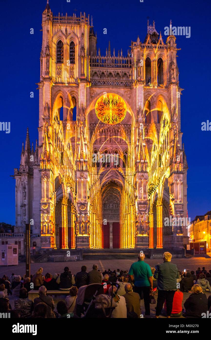 Frankreich, Picardie, Amiens, die Kathedrale Notre-Dame, das Juwel der Gotik, als Weltkulturerbe von der UNESCO, Ton- und Licht Show präsentieren die ursprüngliche Farbfassung der Fassaden Stockfoto