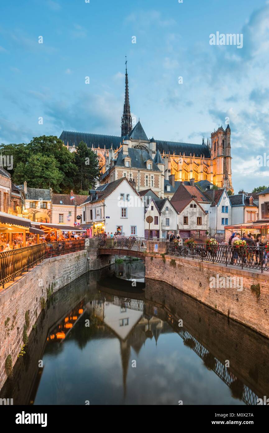 Frankreich, Picardie, Amiens, place du Don, Kathedrale Notre-Dame in der Dämmerung, das Juwel der Gotik, als Weltkulturerbe der UNESCO Stockfoto