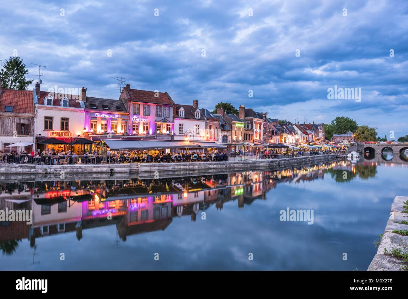 Frankreich, Picardie, Amiens, Saint Leu Bezirk, Quai Belu am Ufer des Flusses Somme in der Dämmerung Stockfoto