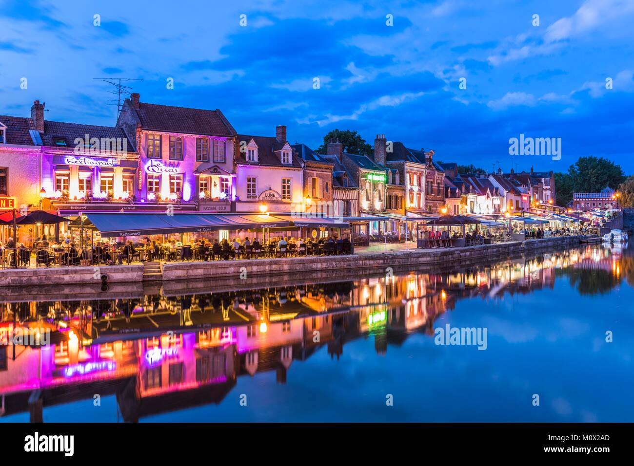 Frankreich, Picardie, Amiens, Saint Leu Bezirk, Quai Belu am Ufer des Flusses Somme in der Dämmerung Stockfoto