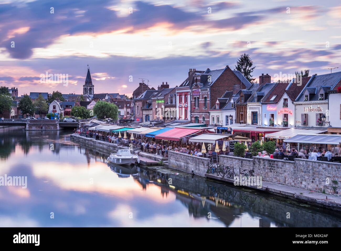 Frankreich, Picardie, Amiens, Saint Leu Bezirk, Quai Belu am Ufer des Flusses Somme in der Dämmerung Stockfoto