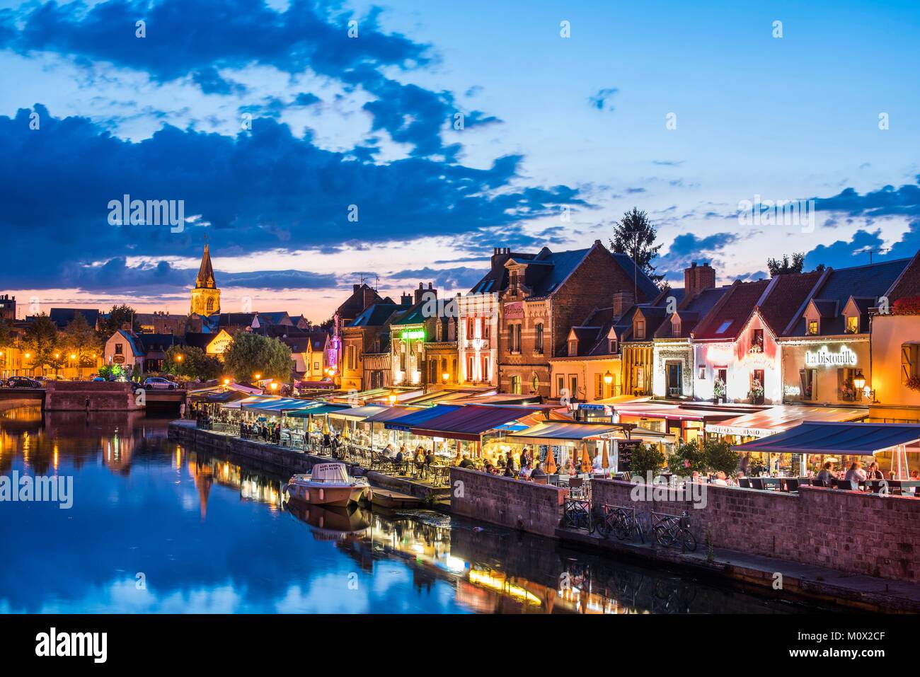 Frankreich, Picardie, Amiens, Saint Leu Bezirk, Quai Belu am Ufer des Flusses Somme in der Dämmerung Stockfoto