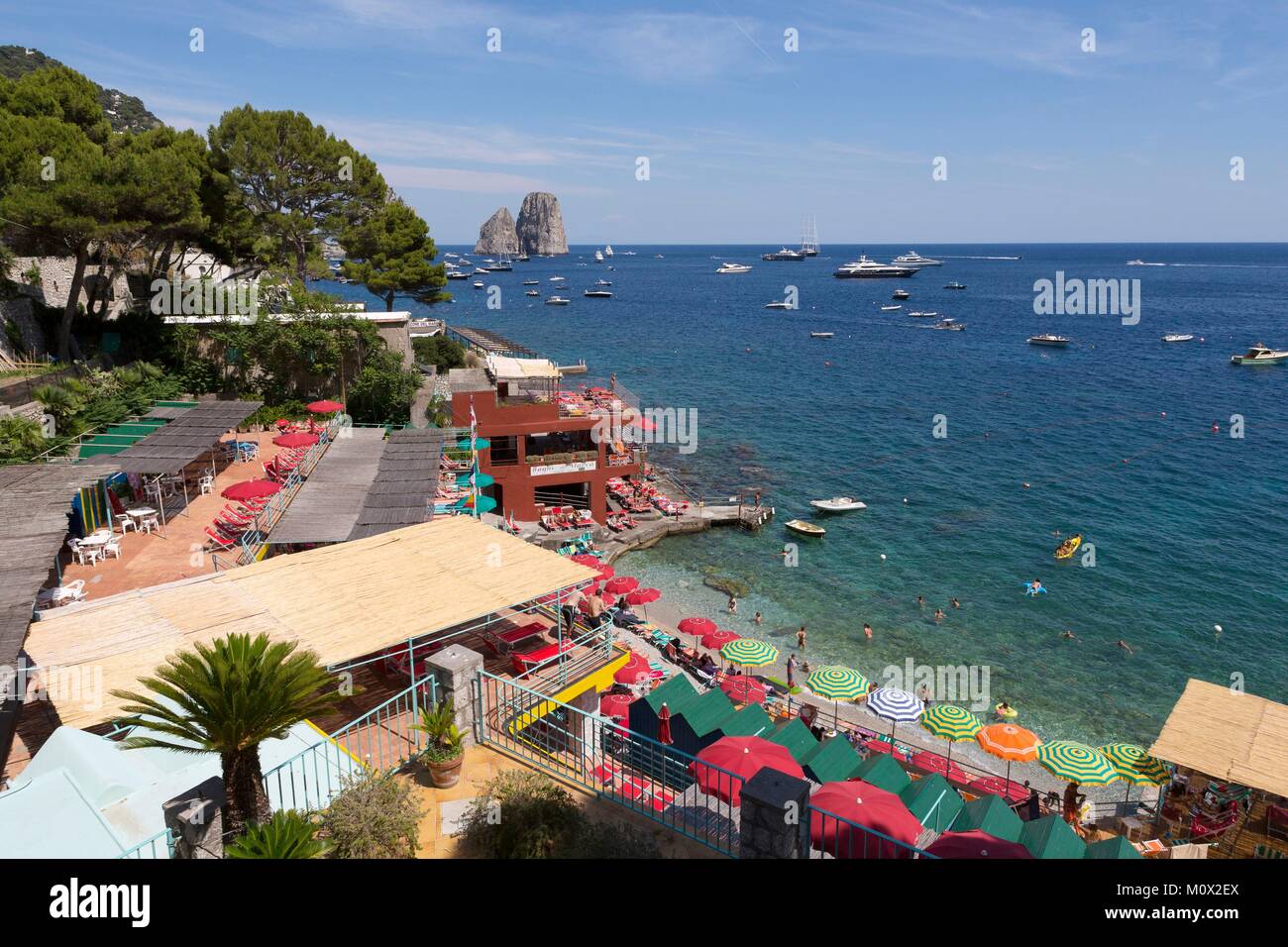 Italien, Kampanien, Golf von Neapel, Capri, Marina Piccola, Strand Kabinen  Stockfotografie - Alamy