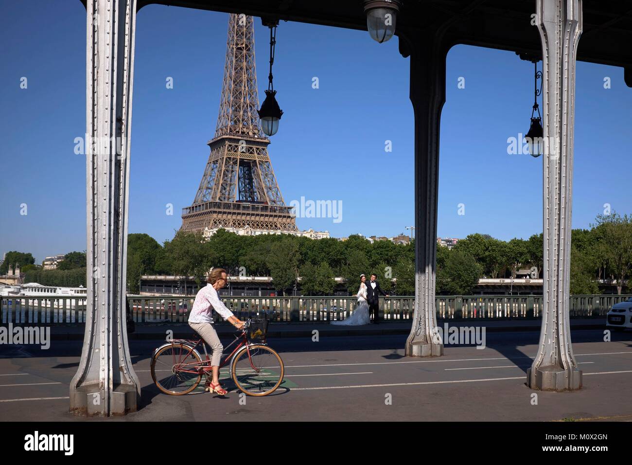 Frankreich, Paris, Bereich als Weltkulturerbe von der UNESCO, Fotos Hochzeit vor dem Eiffelturm von Bir Hakeim Brücke Stockfoto