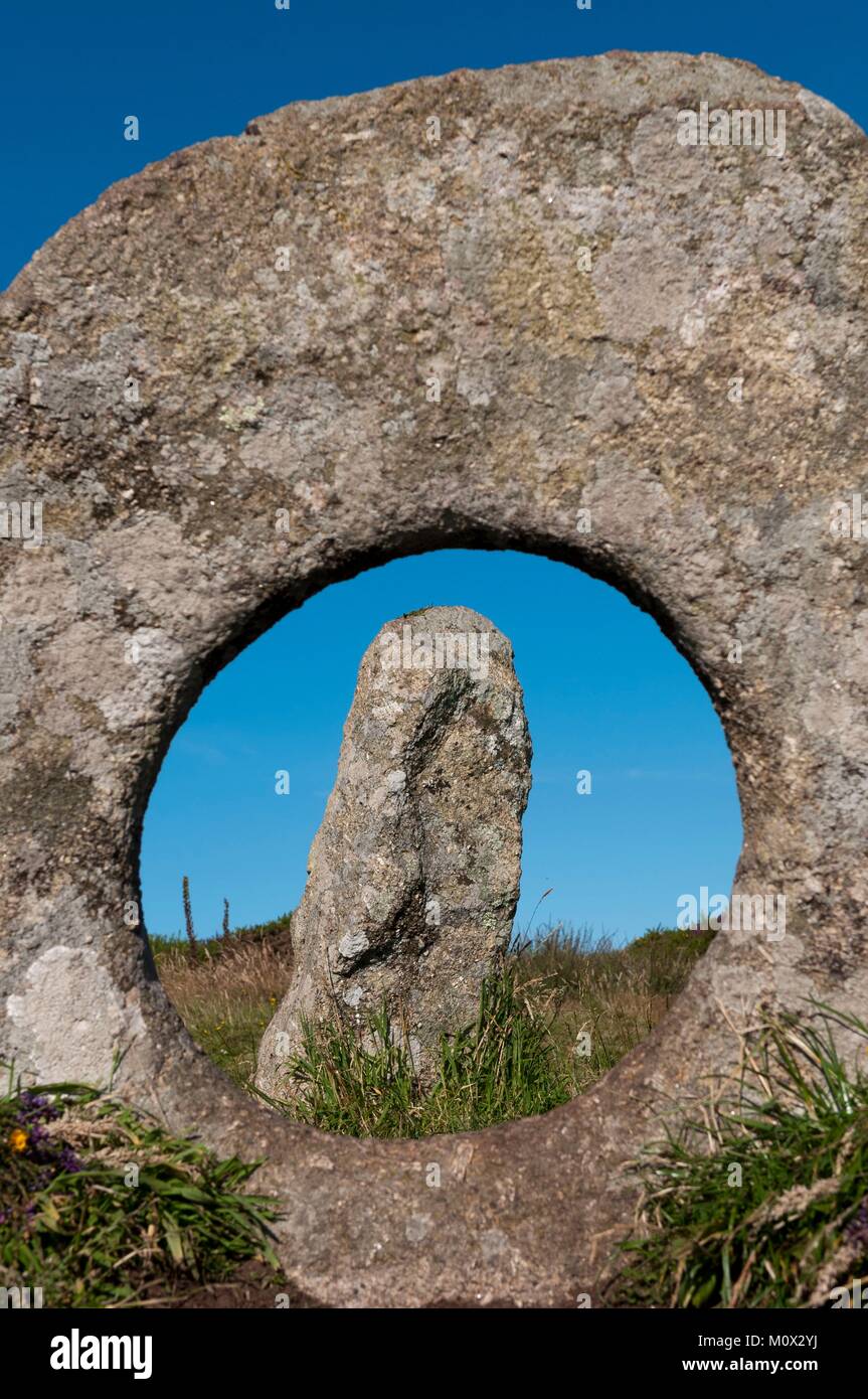 Vereinigtes Königreich, Cornwall, Men-An-Tol, späten Neolithikum und frühe Bronzezeit standing stones Stockfoto