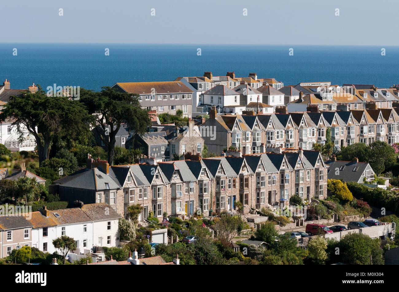 Vereinigtes Königreich, Cornwall, Saint Ives, Häuser mit dem Meer im Hintergrund Stockfoto