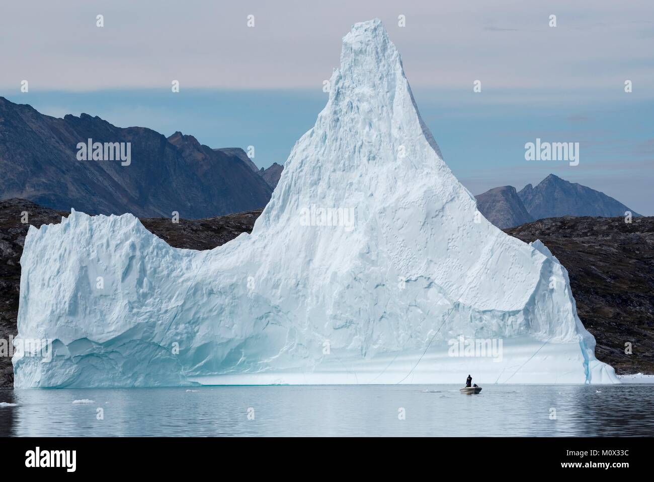 Grönland, Sermersooq, Ammassalik Fjord, Eisberg und Boot Stockfoto