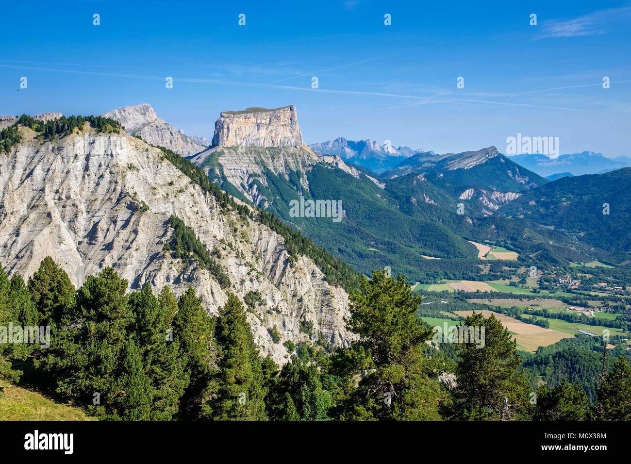 Frankreich, Isère, Regionaler Naturpark Vercors, National Nature Reserve des Vercors Hochland, Blick über Berg Aiguille (alt: 2087 m) und Grand Veymont (alt: 2341 m), dem höchsten Punkt des Vercors Massif Stockfoto