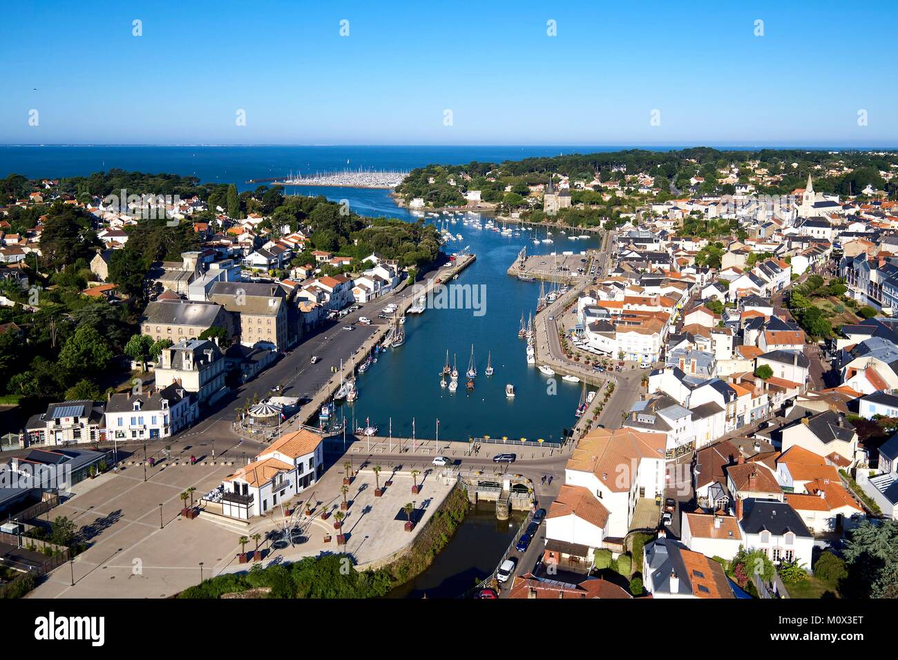 Frankreich, Loire-Atlantique (44), Pornic, Le Port de pêche et le Château des XIIIe et XIVe siècles de fond (Vue aérienne) Stockfoto