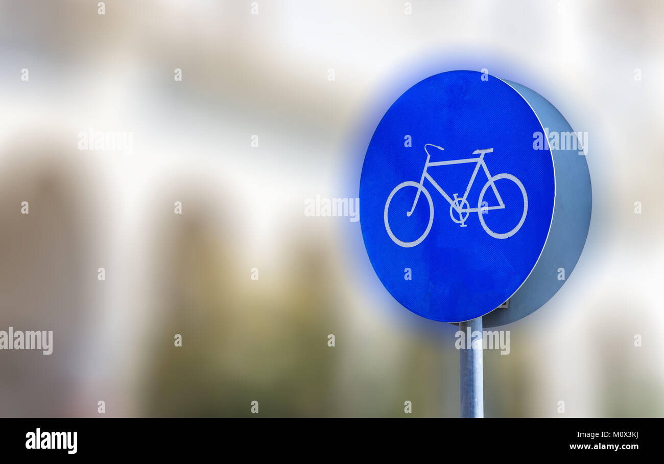 Fahrrad Zeichen informativ, erlaubt nur Fahrräder. Blur Hintergrund, Platz für Text, Banner, aus der Nähe. Stockfoto