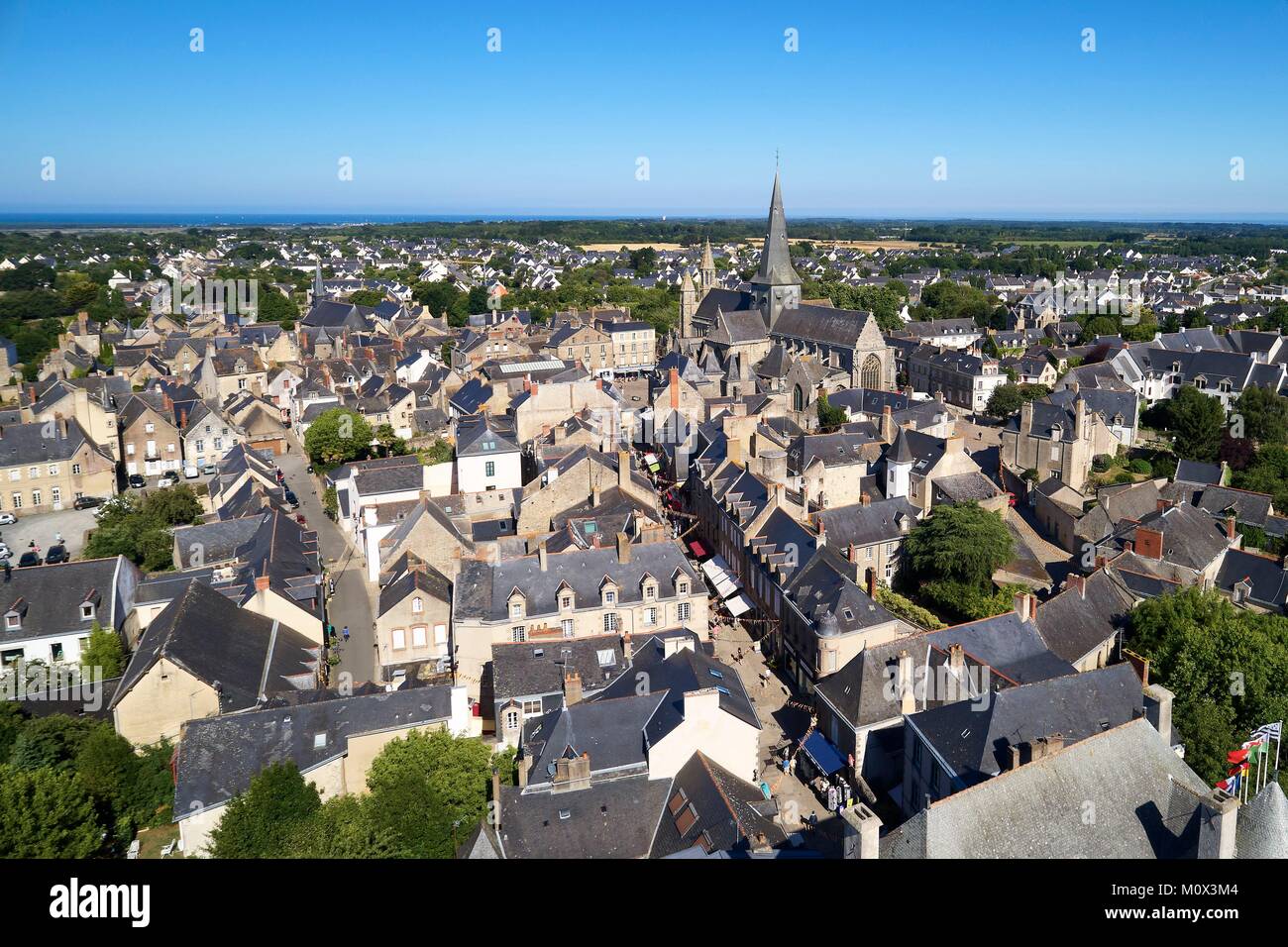 Frankreich, Loire Atlantique, Presqu'Ile de Guérande (guerande Halbinsel), Parc Naturel Regional de la Briere (Briere Regionalen Naturpark), Guerande, Porte Saint Michel (St Michael's Gate) (Luftbild) Stockfoto