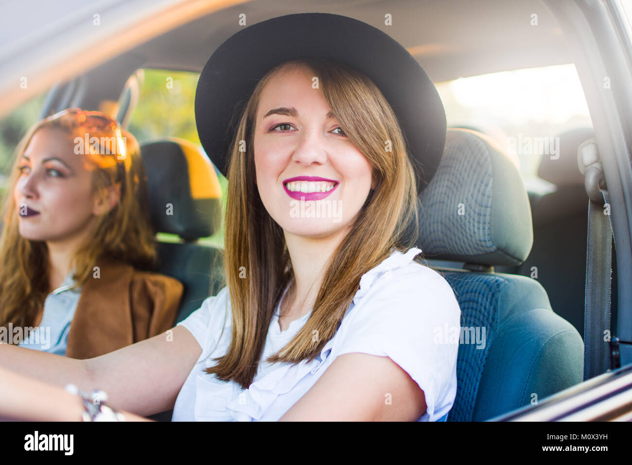 Zwei Freundinnen, die eine Fahrt mit dem Auto Stockfoto