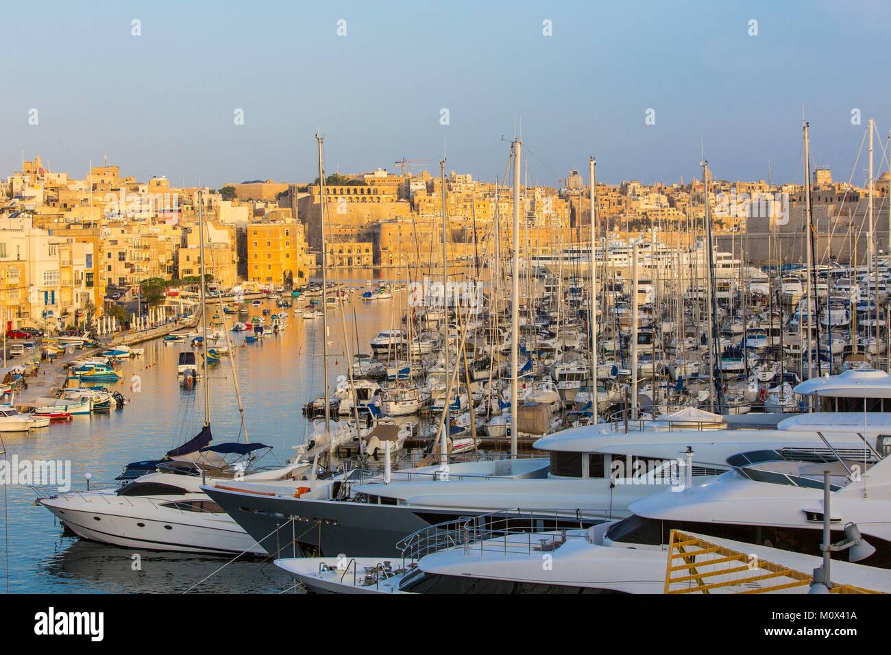 Malta, Valletta, als Weltkulturerbe von der UNESCO, der drei Städte Birgu oder Vittoriosa, den Yachthafen und die Stadt unten aufgeführt Stockfoto