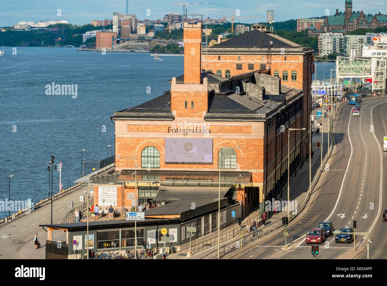 Schweden, Stockholm, Insel Södermalm, dem Photomuseum Fotografiska installiert auf den Kais an Stadsgården in einem alten Jugendstil Industriebau als Zoll Haus aus dem Jahre 1906 verwendet Stockfoto