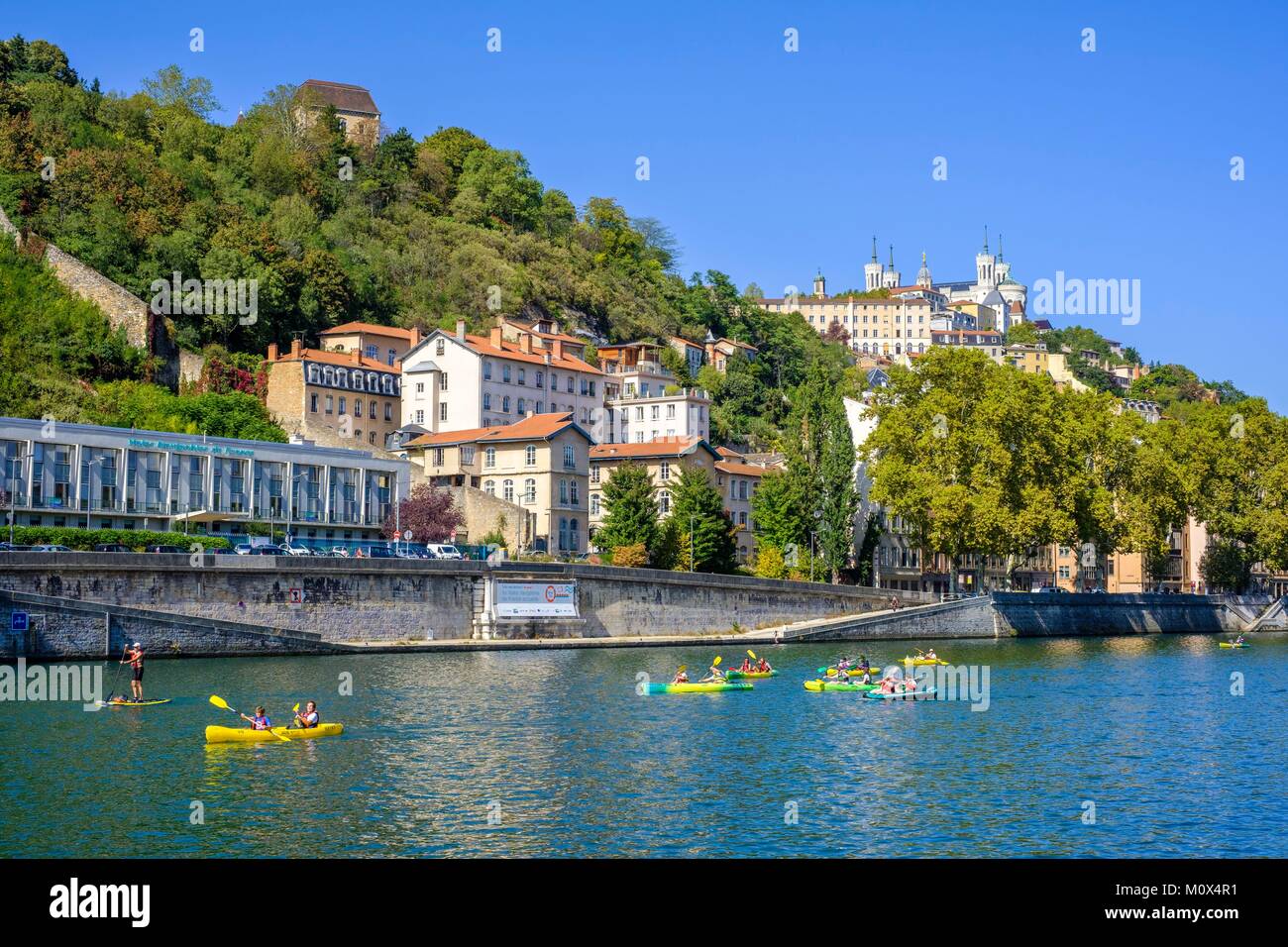 Frankreich, Rhone, Lyon, Historisches Zentrum, klassifiziert als UNESCO-Weltkulturerbe, Wochenende von Aktivitäten und Herausforderung mit einem Abstieg von der Saone Fluss durch Lyon Kajak, Kanu fahren oder paddeln, Saint-Georges Viertel und Notre Dame De Fourviere im Hintergrund Stockfoto