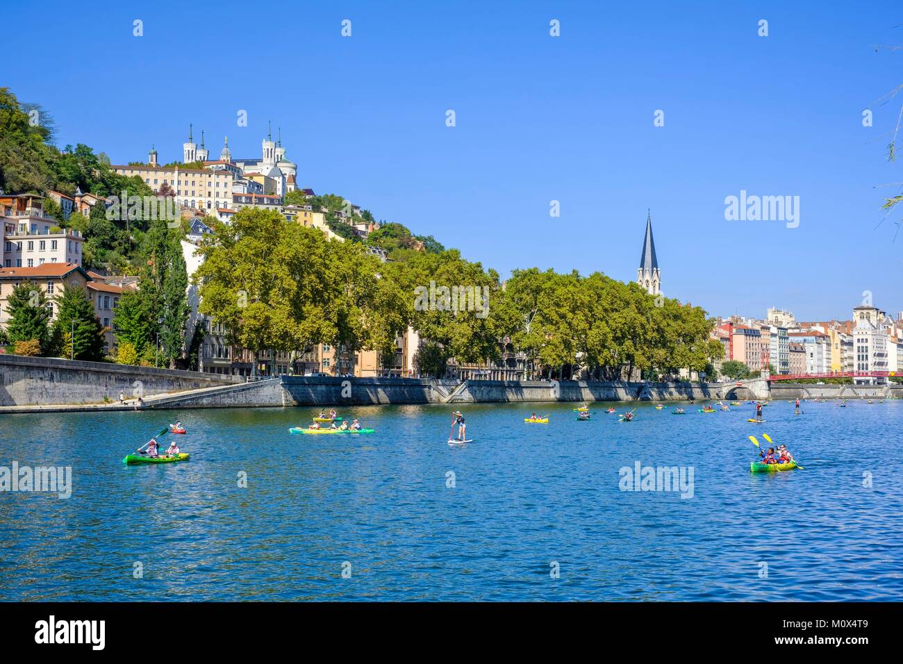 Frankreich, Rhone, Lyon, Historisches Zentrum, klassifiziert als UNESCO-Weltkulturerbe, Wochenende von Aktivitäten und Herausforderung mit einem Abstieg von der Saone Fluss durch Lyon Kajak, Kanu fahren oder paddeln, Saint-Georges Viertel und Notre Dame De Fourviere im Hintergrund Stockfoto