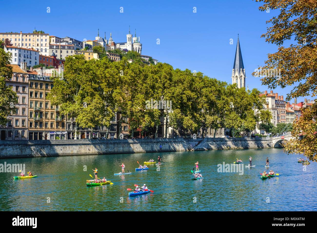 Frankreich, Rhone, Lyon, Historisches Zentrum, klassifiziert als UNESCO-Weltkulturerbe, Wochenende von Aktivitäten und Herausforderung mit einem Abstieg von der Saone Fluss durch Lyon Kajak, Kanu fahren oder paddeln, Saint-Georges Kirche Notre Dame De Fourviere im Hintergrund Stockfoto