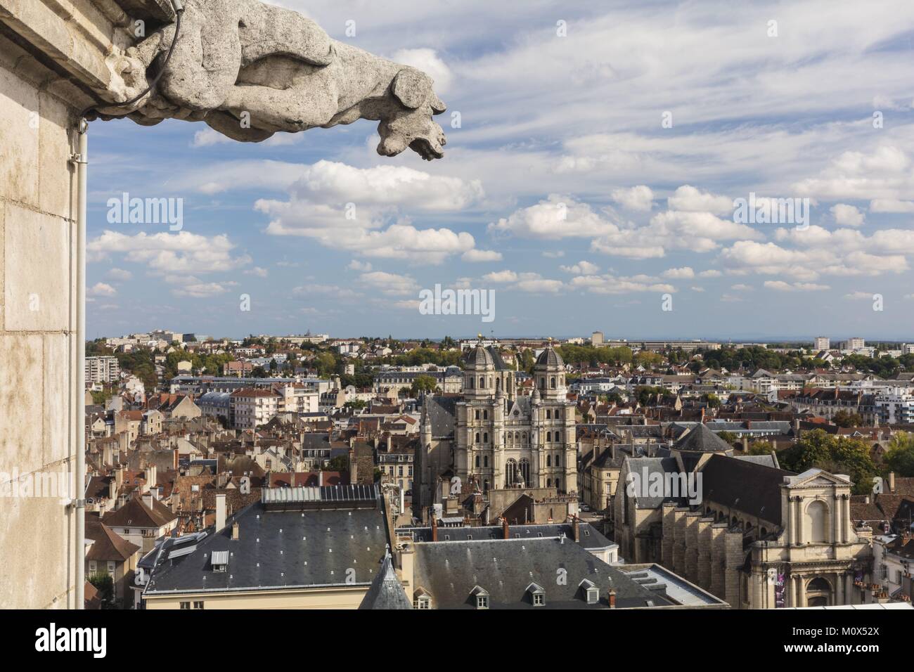 Frankreich, Côte d'Or, Dijon, unfreundlich, Museum und Kirche Saint Michel vom Turm Philipp dem Guten von den Palast der Herzöge von Burgund gesehen Stockfoto