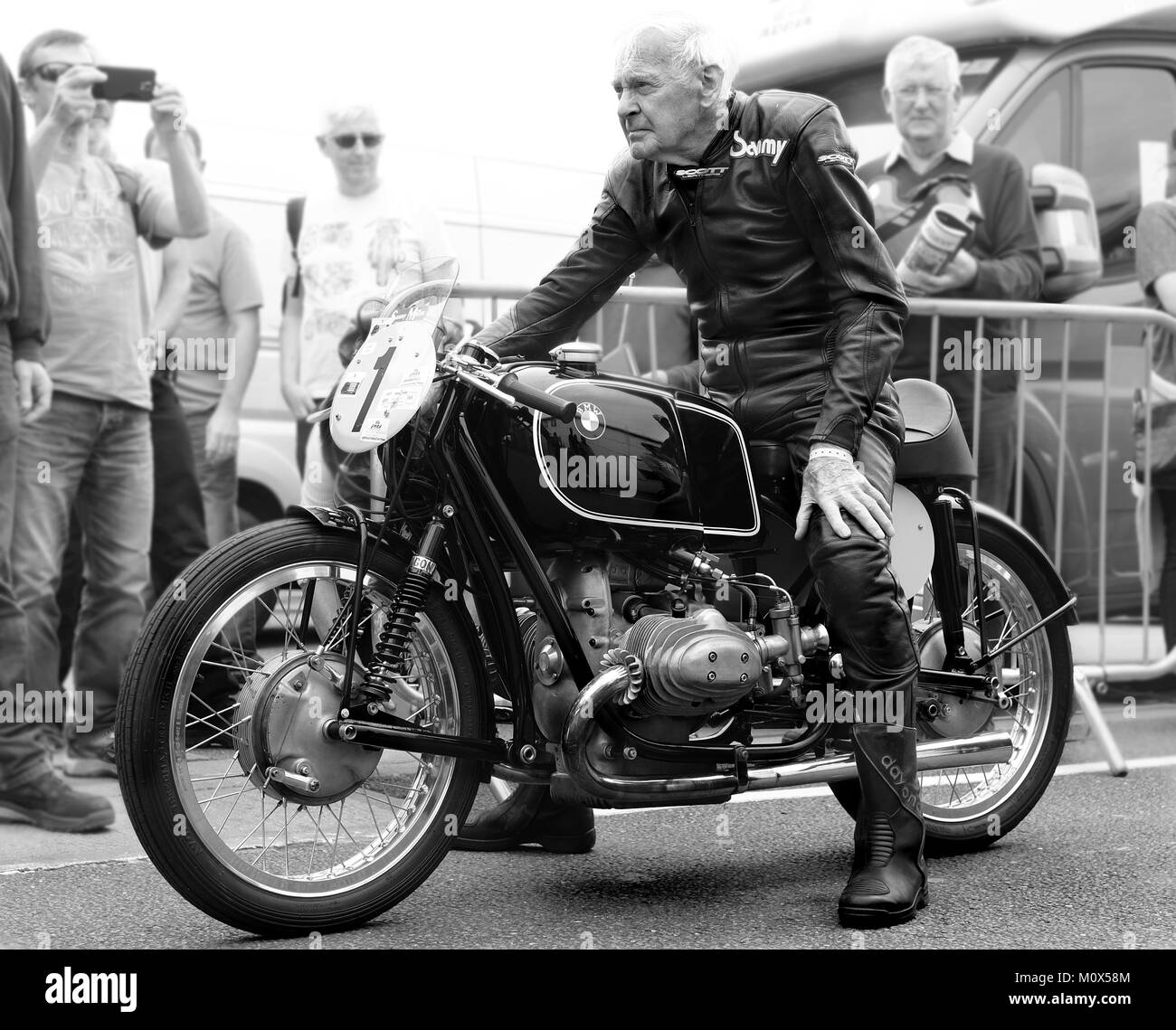 85 Jahre alten Motorrad Racing Legende Sammy Miller beginnt, sein Bike ...