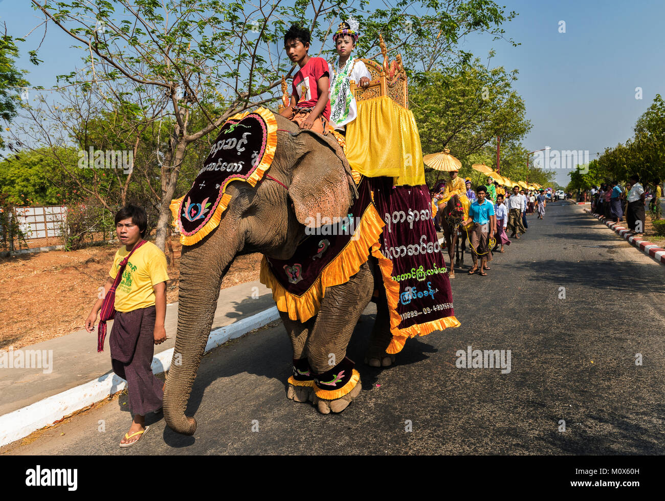 Kleine Jungs gekleidet wie Prinzessin und gehen um Pagoden während Novication Zeremonie, Myanmar Stockfoto