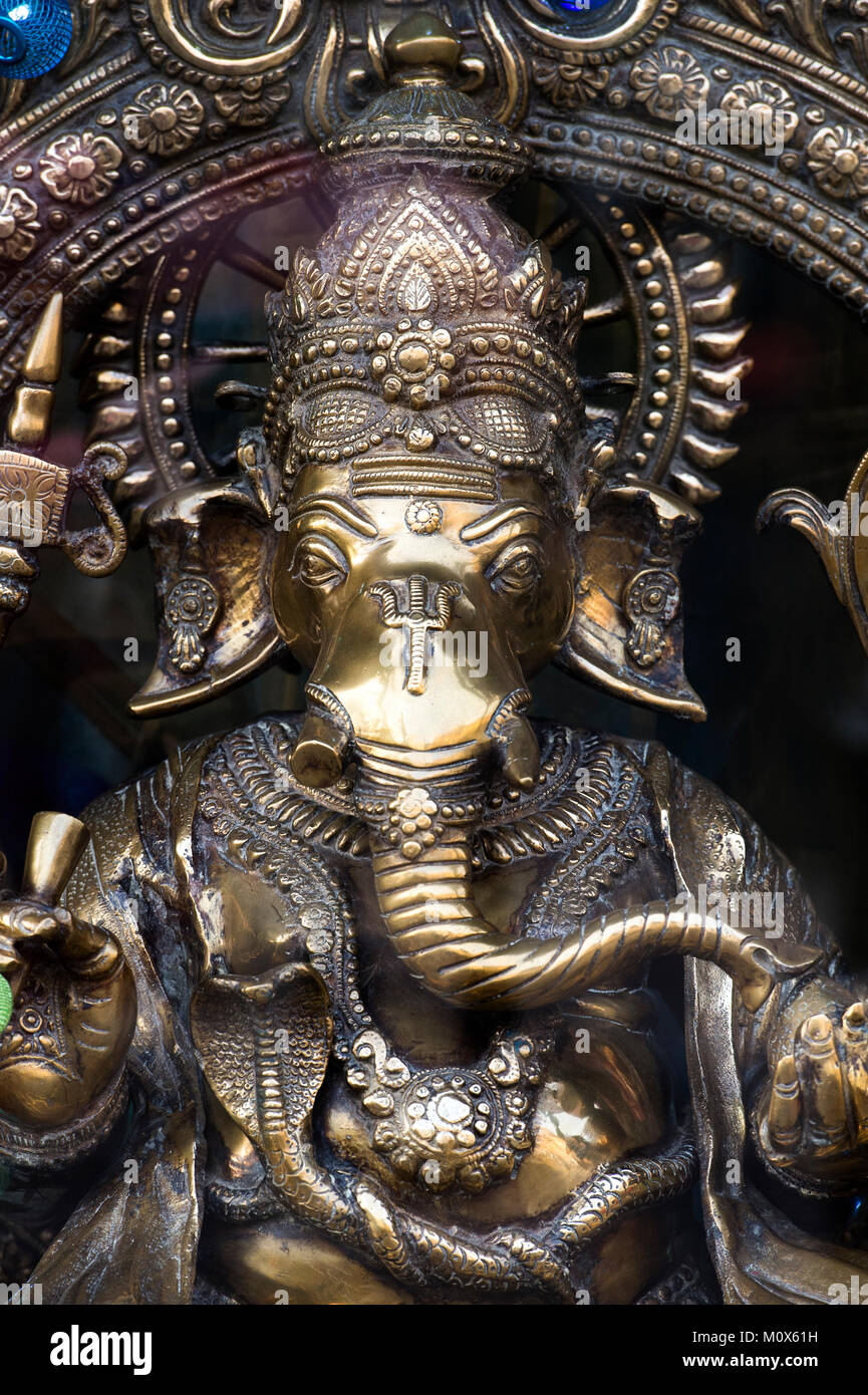 Lord Ganesha Statue der hinduistischen Elefantengott gegen den dunklen Hintergrund. Großbritannien Stockfoto Lord Ganesha Statue der hinduistischen Elefantengott gegen den dunklen Hintergrund. Großbritannien Stockfoto