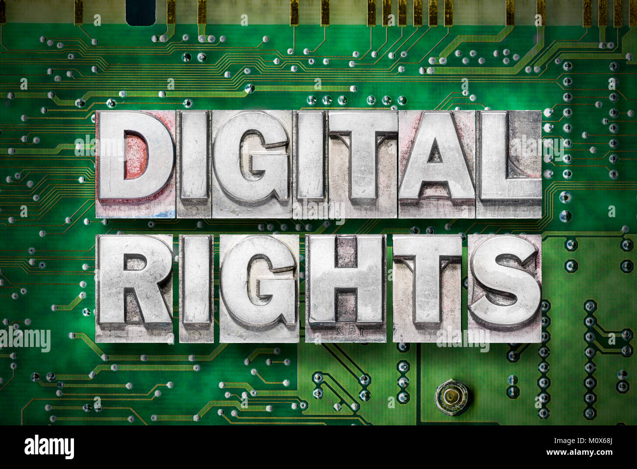 Digital Rights Phrase von metallischen Buchdruck Blöcke auf Green PC Board Hintergrund Stockfoto